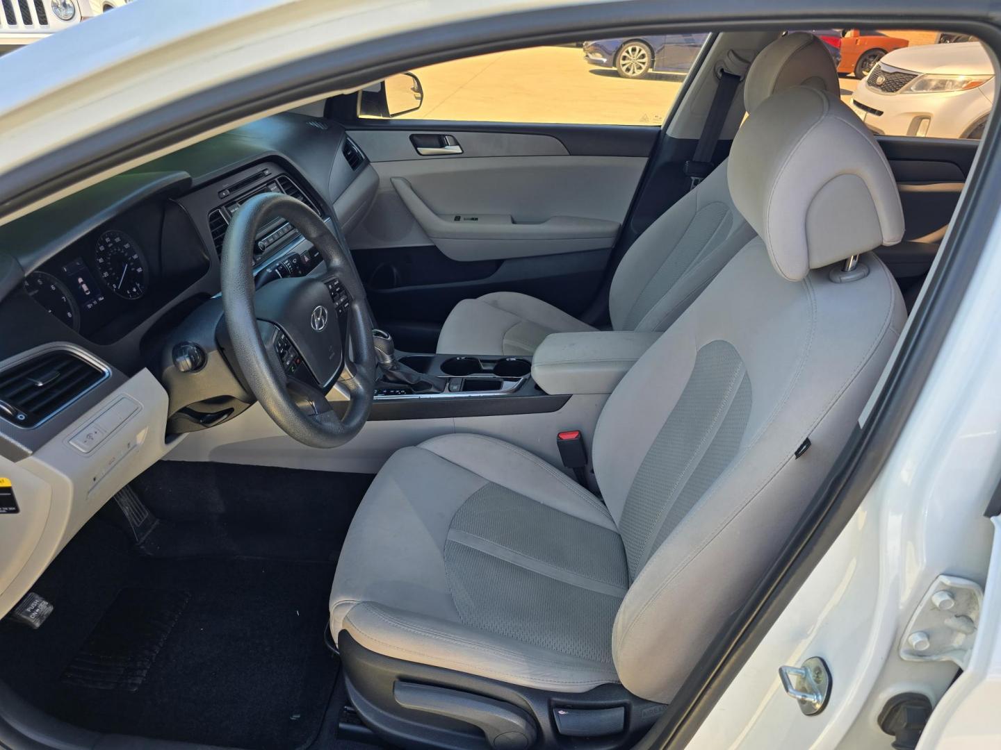 2016 DIAMOND WHITE Hyundai Sonata SE (5NPE24AF3GH) with an 2.4L L4 DOHC 16V engine, 7A transmission, located at 2660 S.Garland Avenue, Garland, TX, 75041, (469) 298-3118, 32.885551, -96.655602 - Photo#14