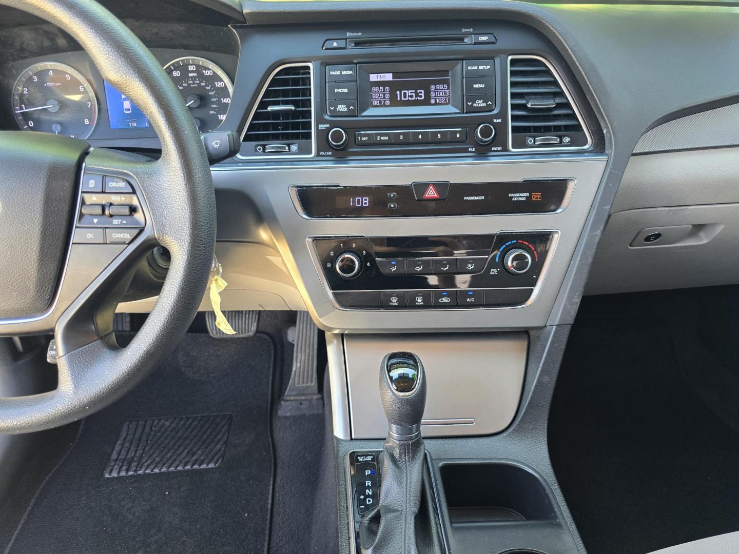 2016 DIAMOND WHITE Hyundai Sonata SE (5NPE24AF3GH) with an 2.4L L4 DOHC 16V engine, 7A transmission, located at 2660 S.Garland Avenue, Garland, TX, 75041, (469) 298-3118, 32.885551, -96.655602 - Photo#16