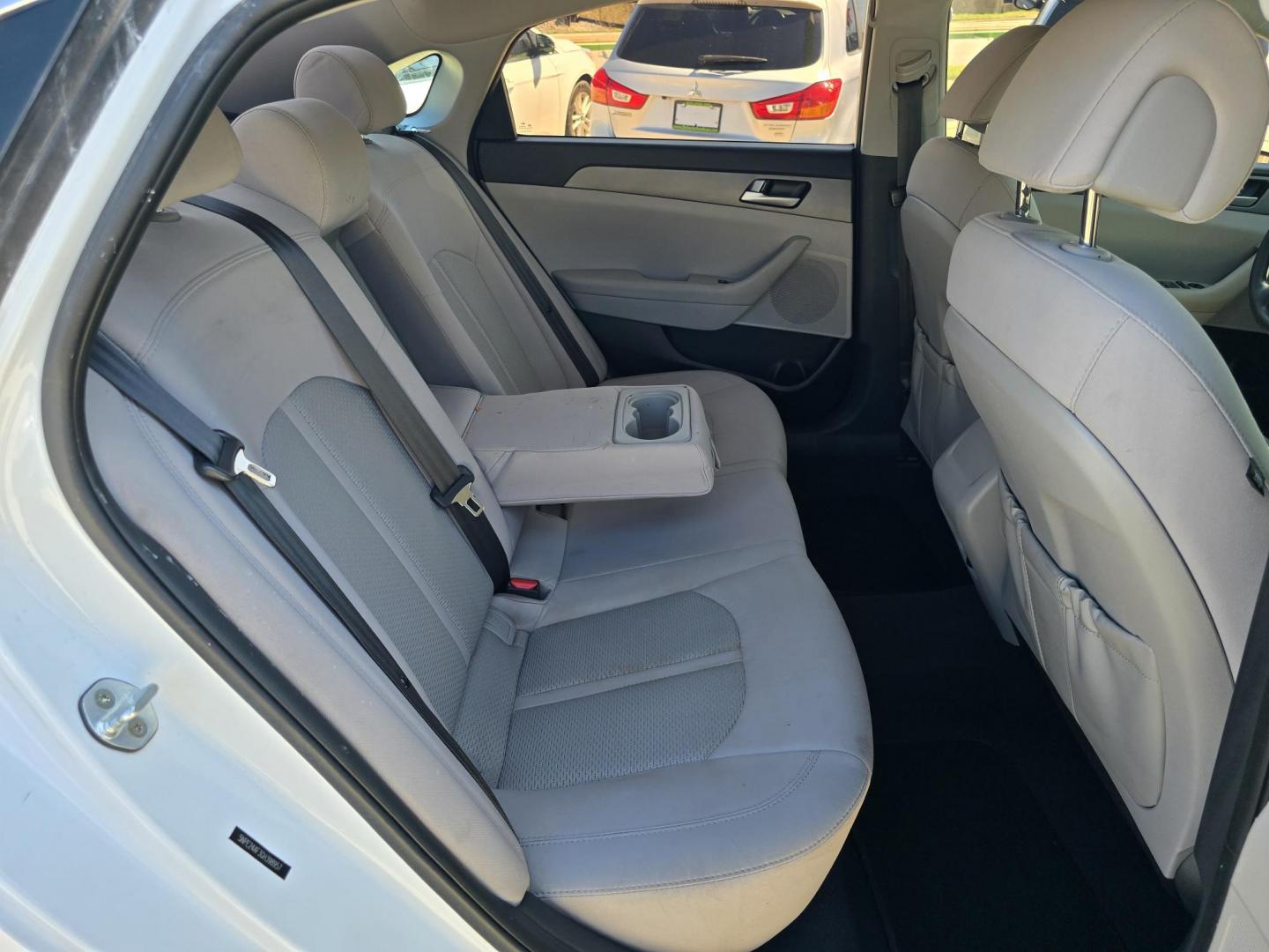 2016 DIAMOND WHITE Hyundai Sonata SE (5NPE24AF3GH) with an 2.4L L4 DOHC 16V engine, 7A transmission, located at 2660 S.Garland Avenue, Garland, TX, 75041, (469) 298-3118, 32.885551, -96.655602 - Photo#18