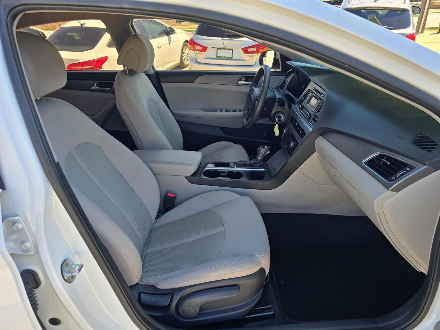 2016 DIAMOND WHITE Hyundai Sonata SE (5NPE24AF3GH) with an 2.4L L4 DOHC 16V engine, 7A transmission, located at 2660 S.Garland Avenue, Garland, TX, 75041, (469) 298-3118, 32.885551, -96.655602 - Photo#19