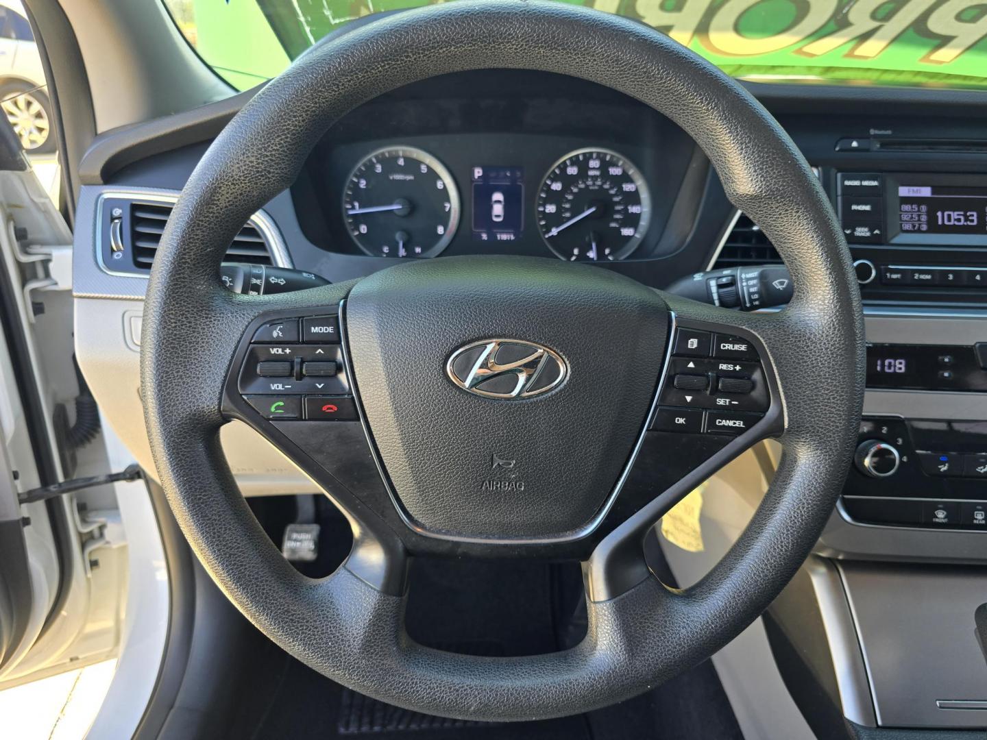 2016 DIAMOND WHITE Hyundai Sonata SE (5NPE24AF3GH) with an 2.4L L4 DOHC 16V engine, 7A transmission, located at 2660 S.Garland Avenue, Garland, TX, 75041, (469) 298-3118, 32.885551, -96.655602 - Photo#15