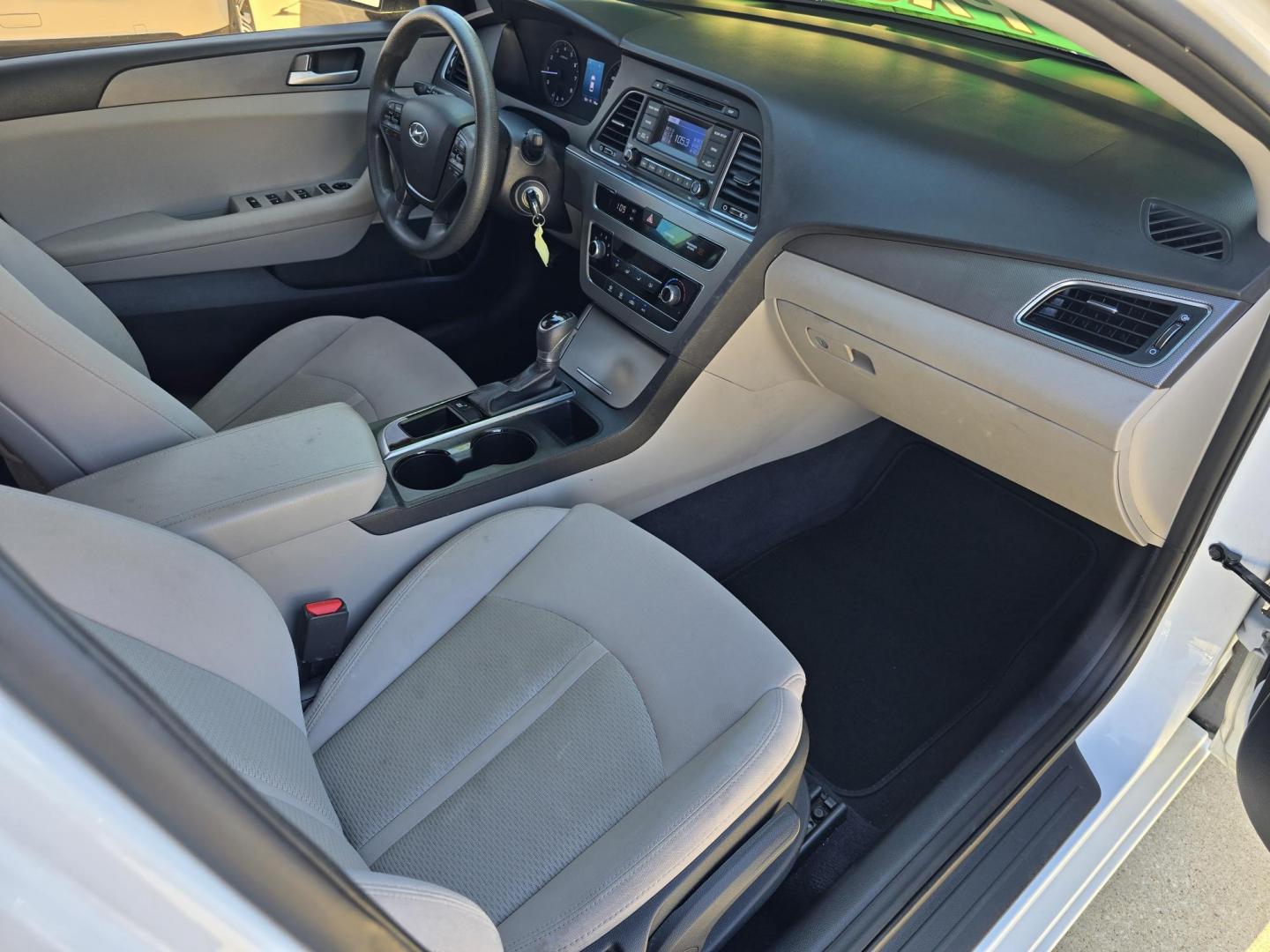 2016 DIAMOND WHITE Hyundai Sonata SE (5NPE24AF3GH) with an 2.4L L4 DOHC 16V engine, 7A transmission, located at 2660 S.Garland Avenue, Garland, TX, 75041, (469) 298-3118, 32.885551, -96.655602 - Photo#20