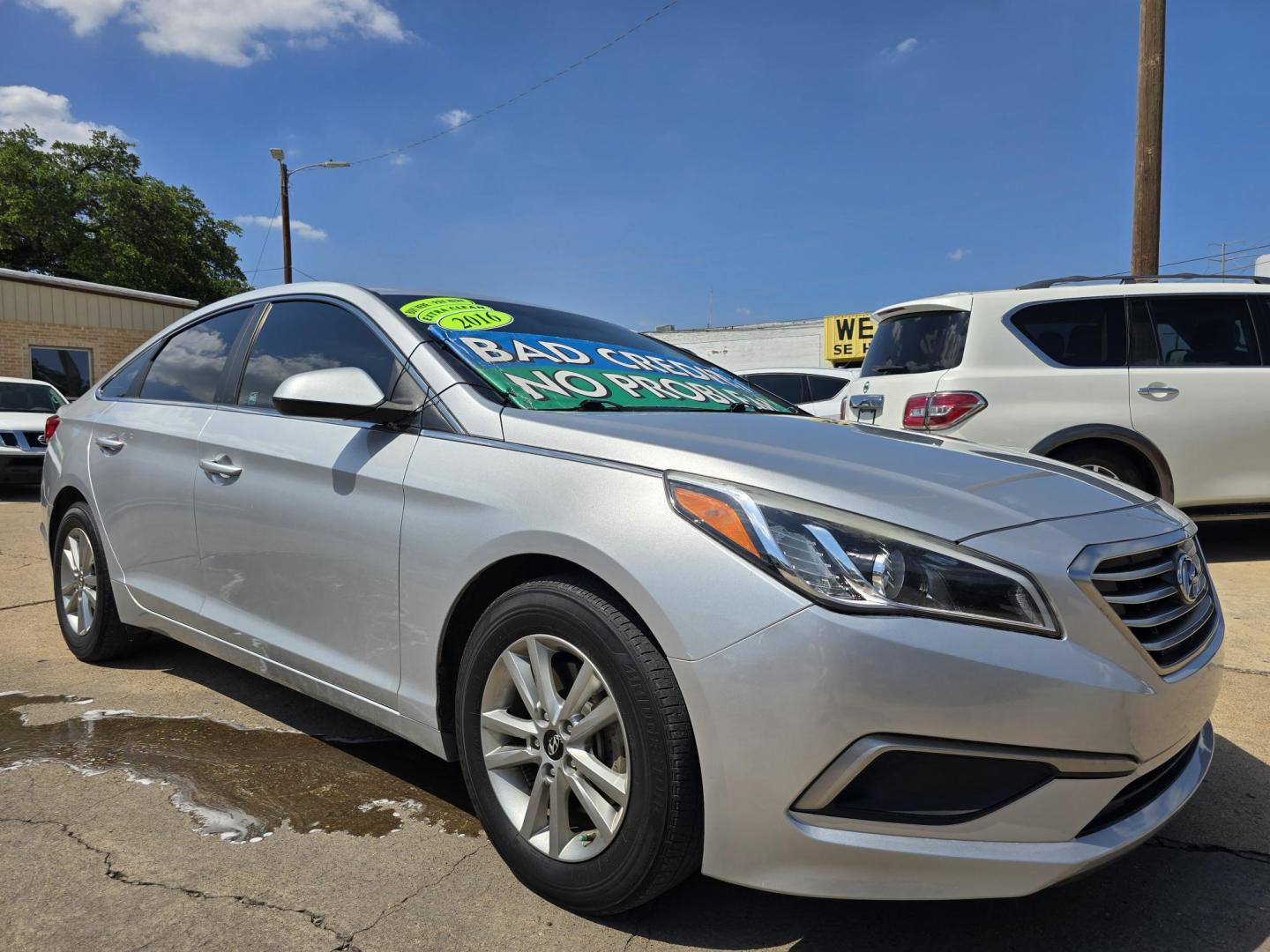 2016 SILVER Hyundai Sonata SE (5NPE24AF2GH) with an 2.4L L4 DOHC 16V engine, 7A transmission, located at 2660 S.Garland Avenue, Garland, TX, 75041, (469) 298-3118, 32.885551, -96.655602 - Photo#1