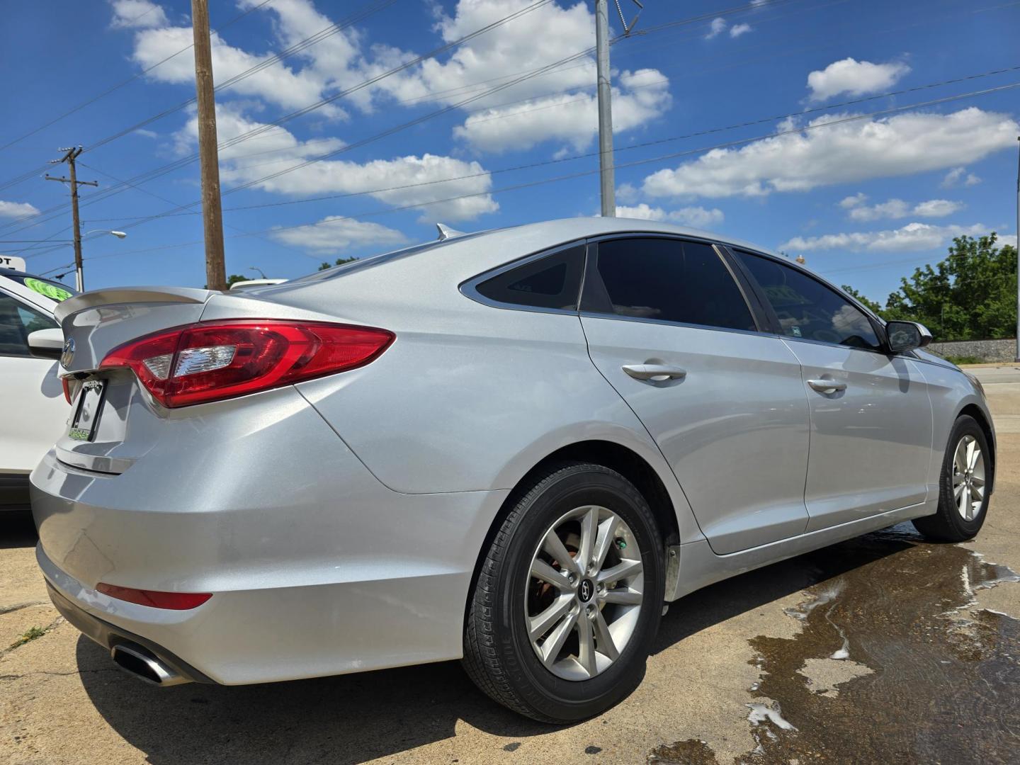 2016 SILVER Hyundai Sonata SE (5NPE24AF2GH) with an 2.4L L4 DOHC 16V engine, 7A transmission, located at 2660 S.Garland Avenue, Garland, TX, 75041, (469) 298-3118, 32.885551, -96.655602 - Photo#3