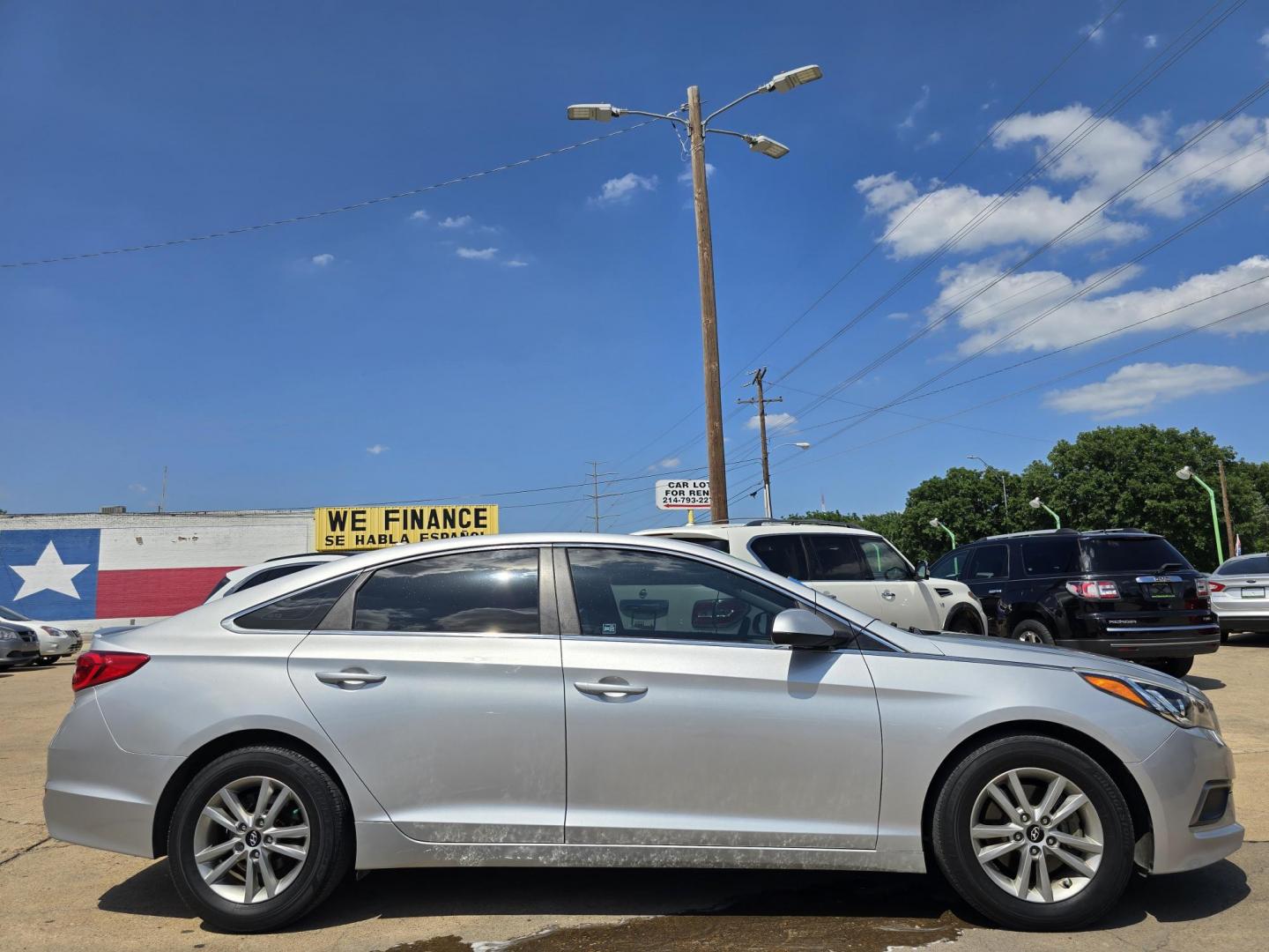 2016 SILVER Hyundai Sonata SE (5NPE24AF2GH) with an 2.4L L4 DOHC 16V engine, 7A transmission, located at 2660 S.Garland Avenue, Garland, TX, 75041, (469) 298-3118, 32.885551, -96.655602 - Photo#2