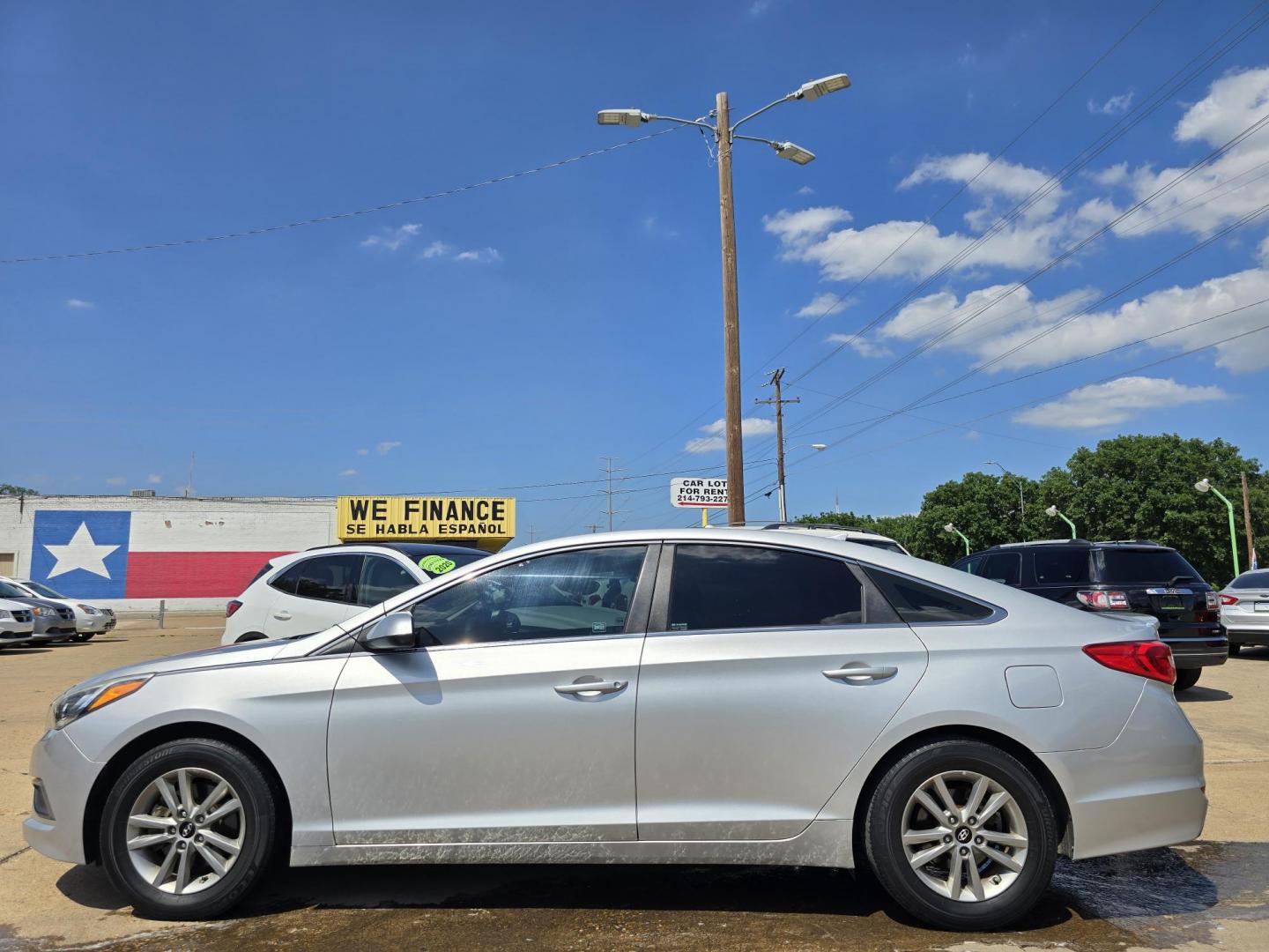 2016 SILVER Hyundai Sonata SE (5NPE24AF2GH) with an 2.4L L4 DOHC 16V engine, 7A transmission, located at 2660 S.Garland Avenue, Garland, TX, 75041, (469) 298-3118, 32.885551, -96.655602 - Photo#6