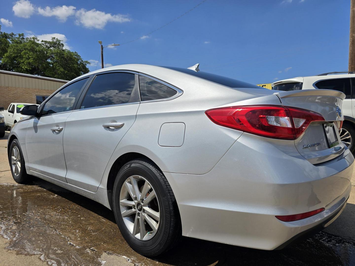 2016 SILVER Hyundai Sonata SE (5NPE24AF2GH) with an 2.4L L4 DOHC 16V engine, 7A transmission, located at 2660 S.Garland Avenue, Garland, TX, 75041, (469) 298-3118, 32.885551, -96.655602 - Photo#5