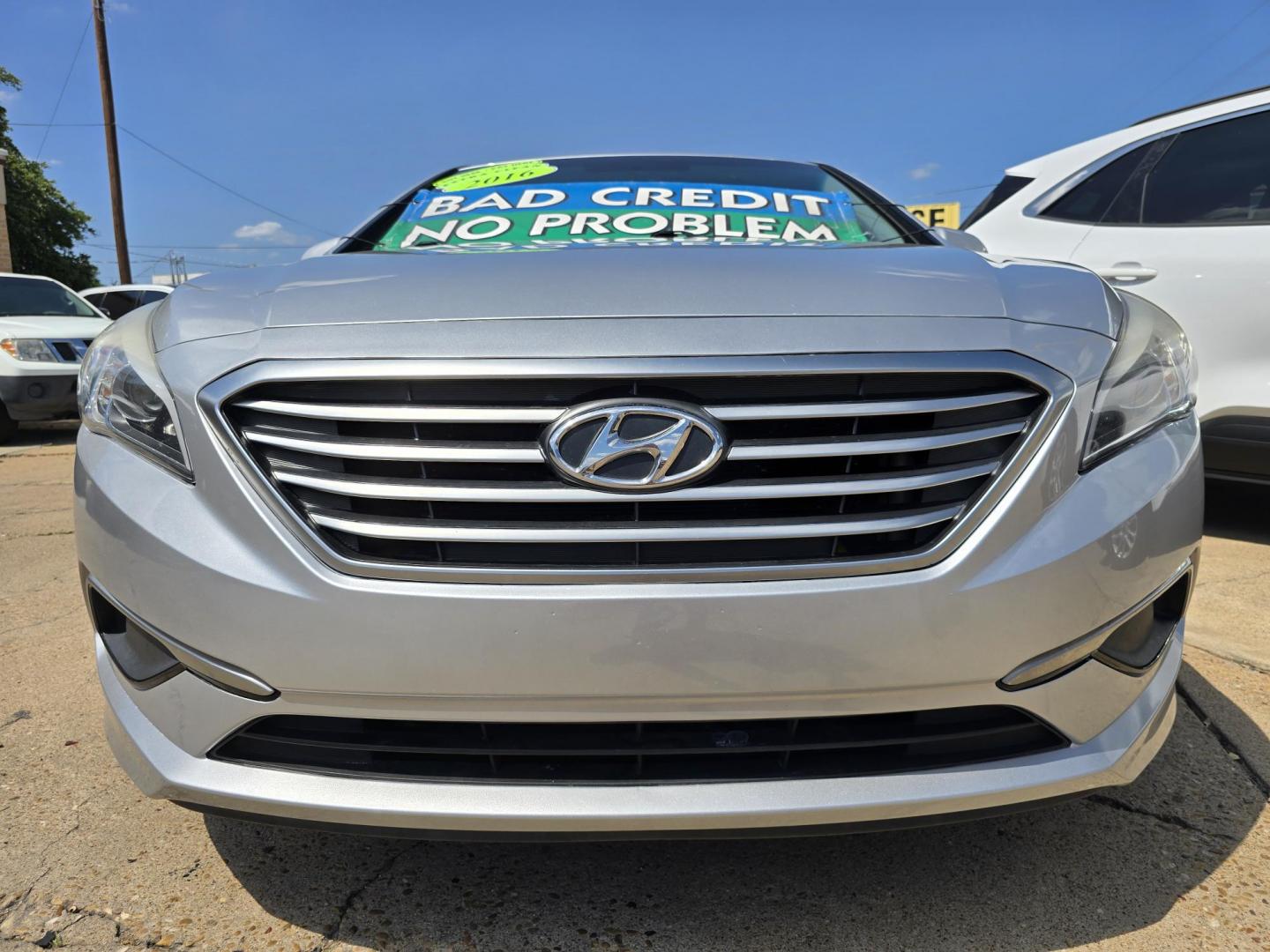 2016 SILVER Hyundai Sonata SE (5NPE24AF2GH) with an 2.4L L4 DOHC 16V engine, 7A transmission, located at 2660 S.Garland Avenue, Garland, TX, 75041, (469) 298-3118, 32.885551, -96.655602 - Photo#9