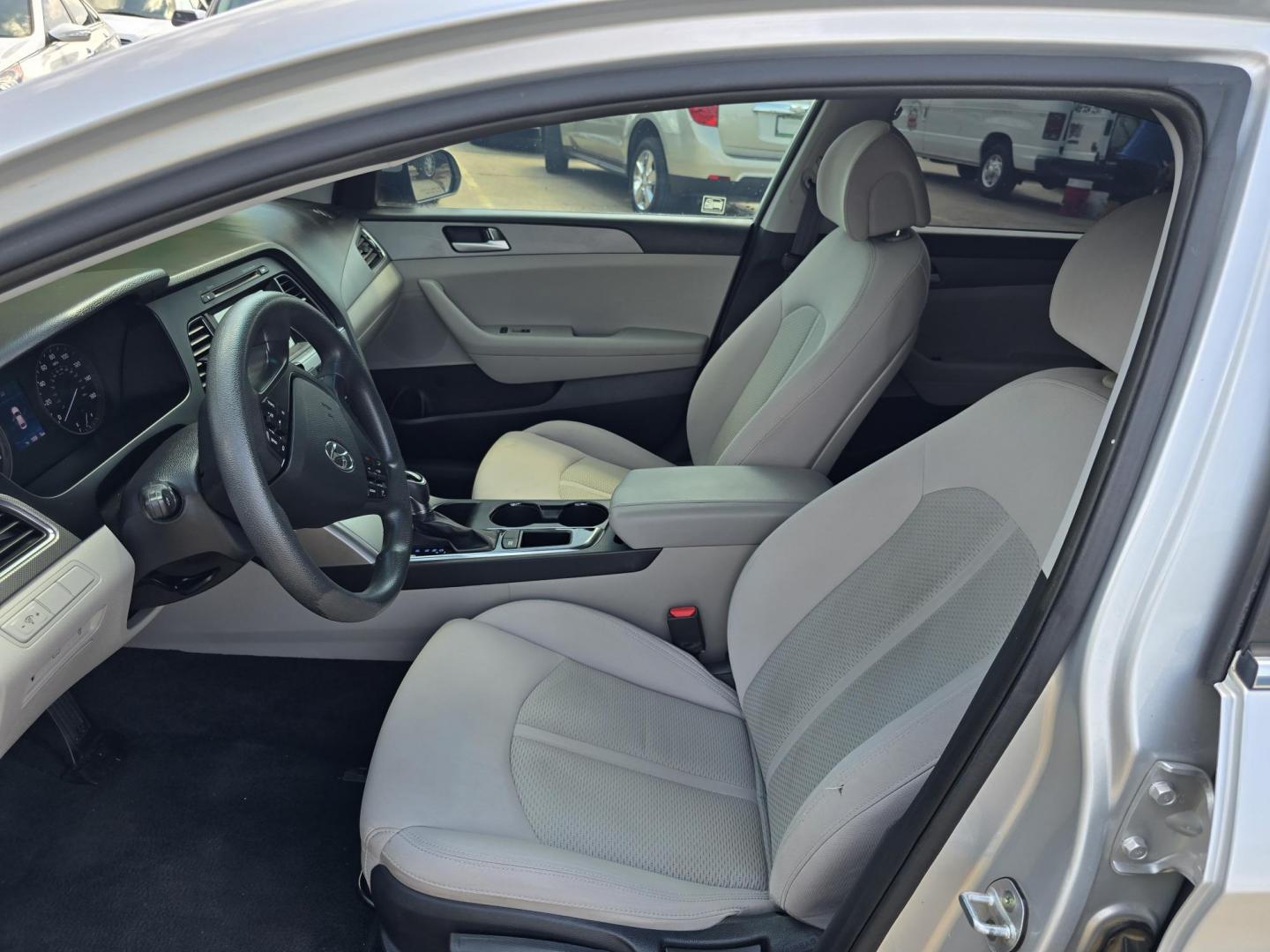 2016 SILVER Hyundai Sonata SE (5NPE24AF2GH) with an 2.4L L4 DOHC 16V engine, 7A transmission, located at 2660 S.Garland Avenue, Garland, TX, 75041, (469) 298-3118, 32.885551, -96.655602 - Photo#11
