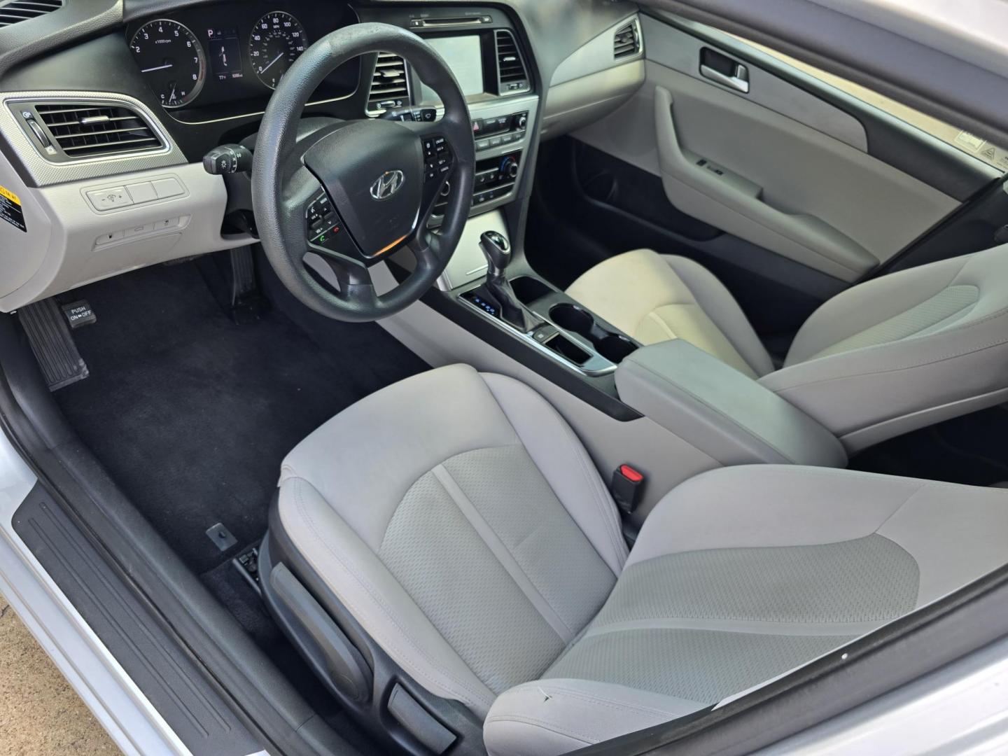 2016 SILVER Hyundai Sonata SE (5NPE24AF2GH) with an 2.4L L4 DOHC 16V engine, 7A transmission, located at 2660 S.Garland Avenue, Garland, TX, 75041, (469) 298-3118, 32.885551, -96.655602 - Photo#10