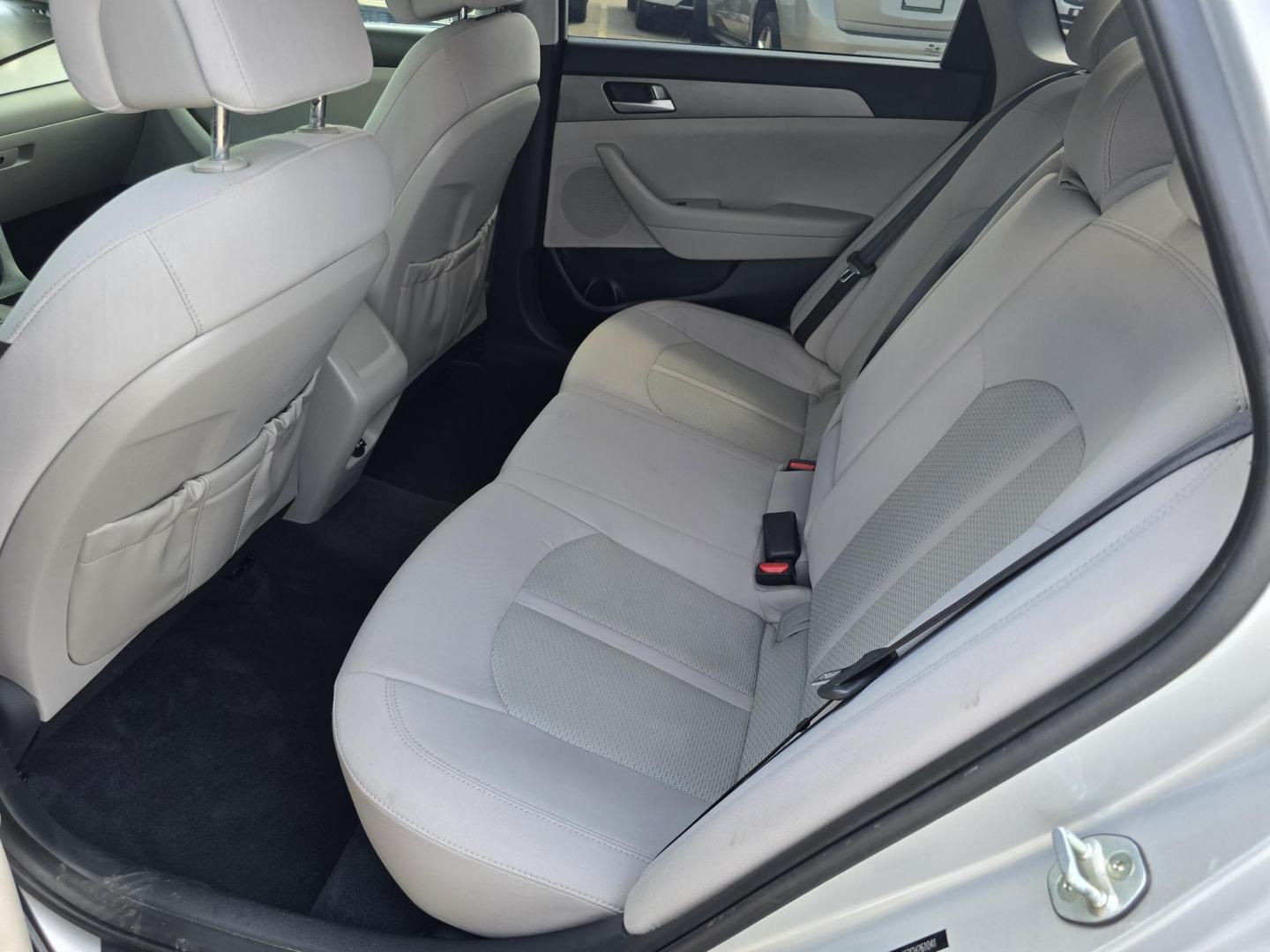 2016 SILVER Hyundai Sonata SE (5NPE24AF2GH) with an 2.4L L4 DOHC 16V engine, 7A transmission, located at 2660 S.Garland Avenue, Garland, TX, 75041, (469) 298-3118, 32.885551, -96.655602 - Photo#15
