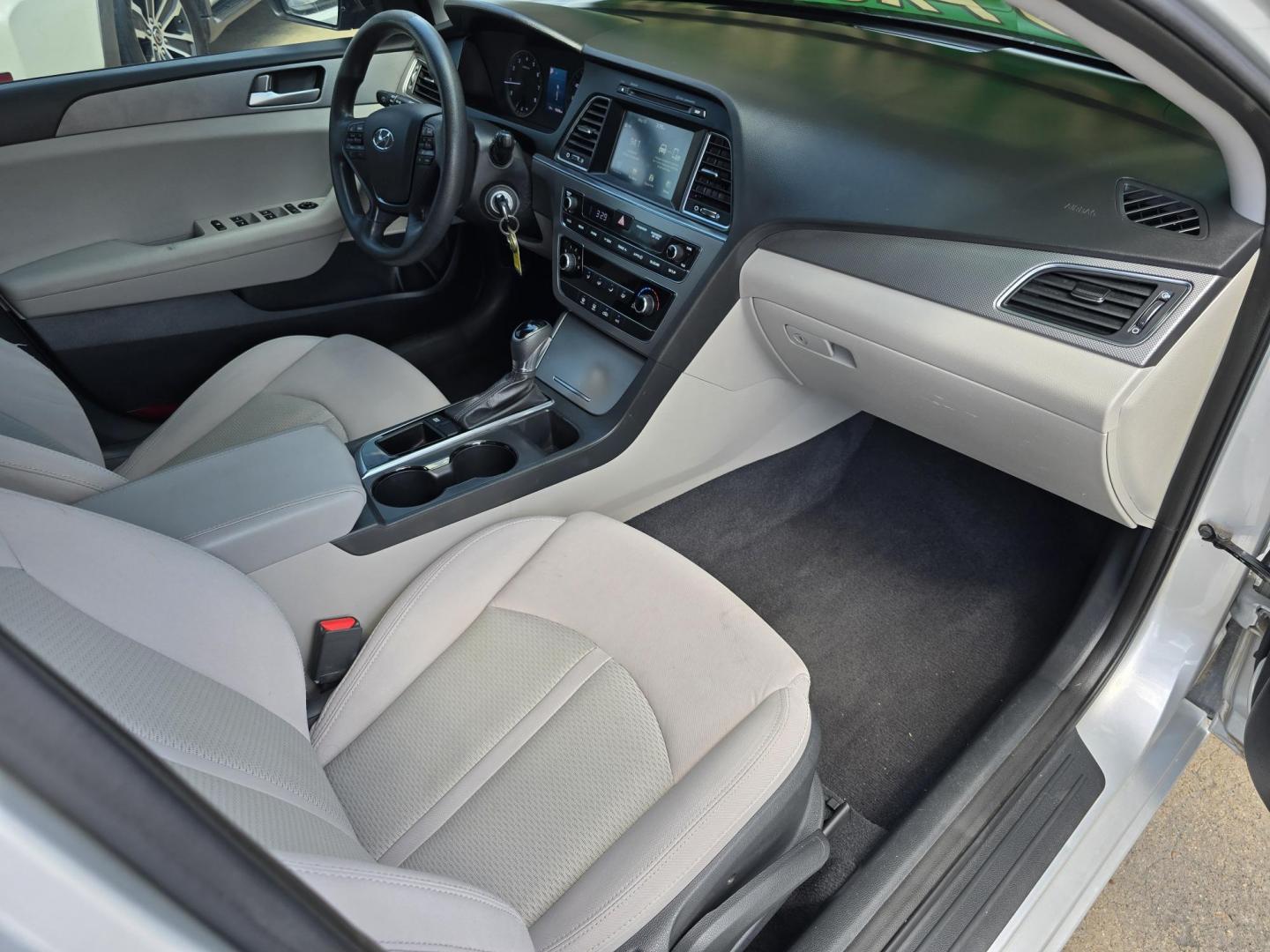 2016 SILVER Hyundai Sonata SE (5NPE24AF2GH) with an 2.4L L4 DOHC 16V engine, 7A transmission, located at 2660 S.Garland Avenue, Garland, TX, 75041, (469) 298-3118, 32.885551, -96.655602 - Photo#18