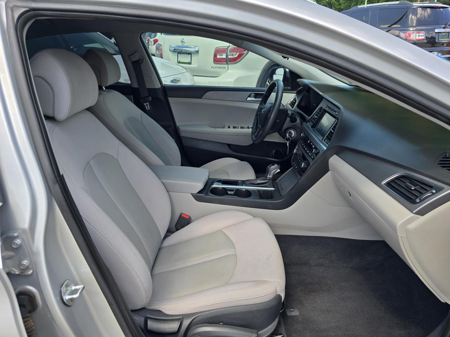 2016 SILVER Hyundai Sonata SE (5NPE24AF2GH) with an 2.4L L4 DOHC 16V engine, 7A transmission, located at 2660 S.Garland Avenue, Garland, TX, 75041, (469) 298-3118, 32.885551, -96.655602 - Photo#17