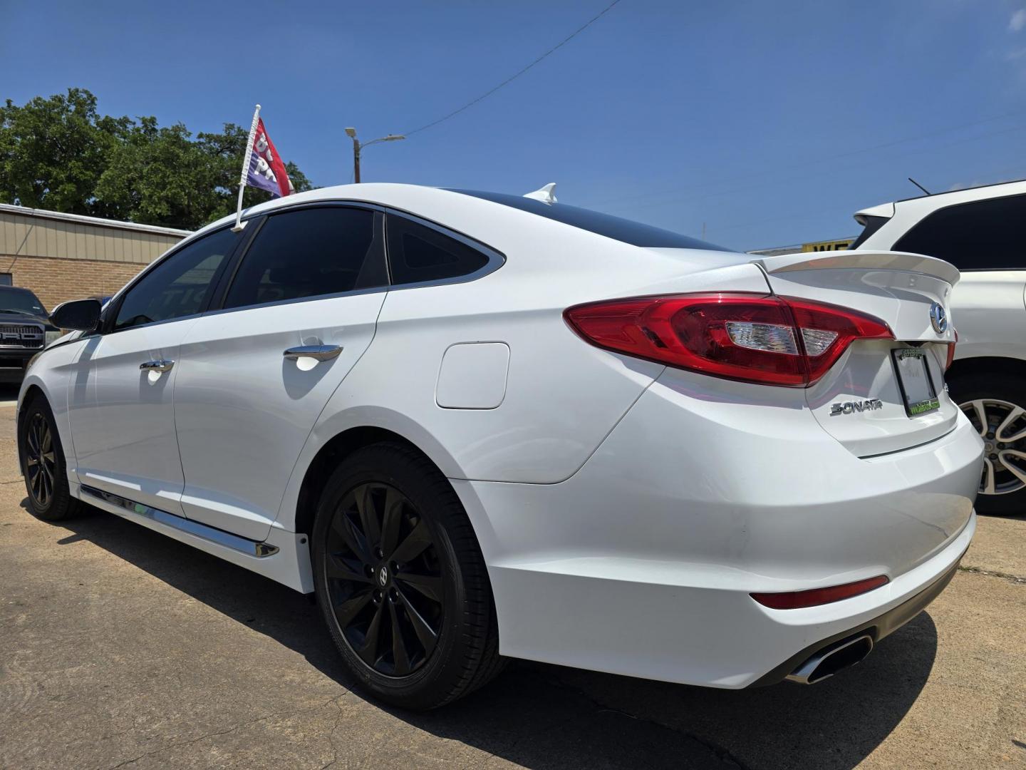 2016 WHITE Hyundai Sonata Sport (5NPE34AF1GH) with an 2.4L L4 DOHC 16V engine, 6A transmission, located at 2660 S.Garland Avenue, Garland, TX, 75041, (469) 298-3118, 32.885551, -96.655602 - Photo#5