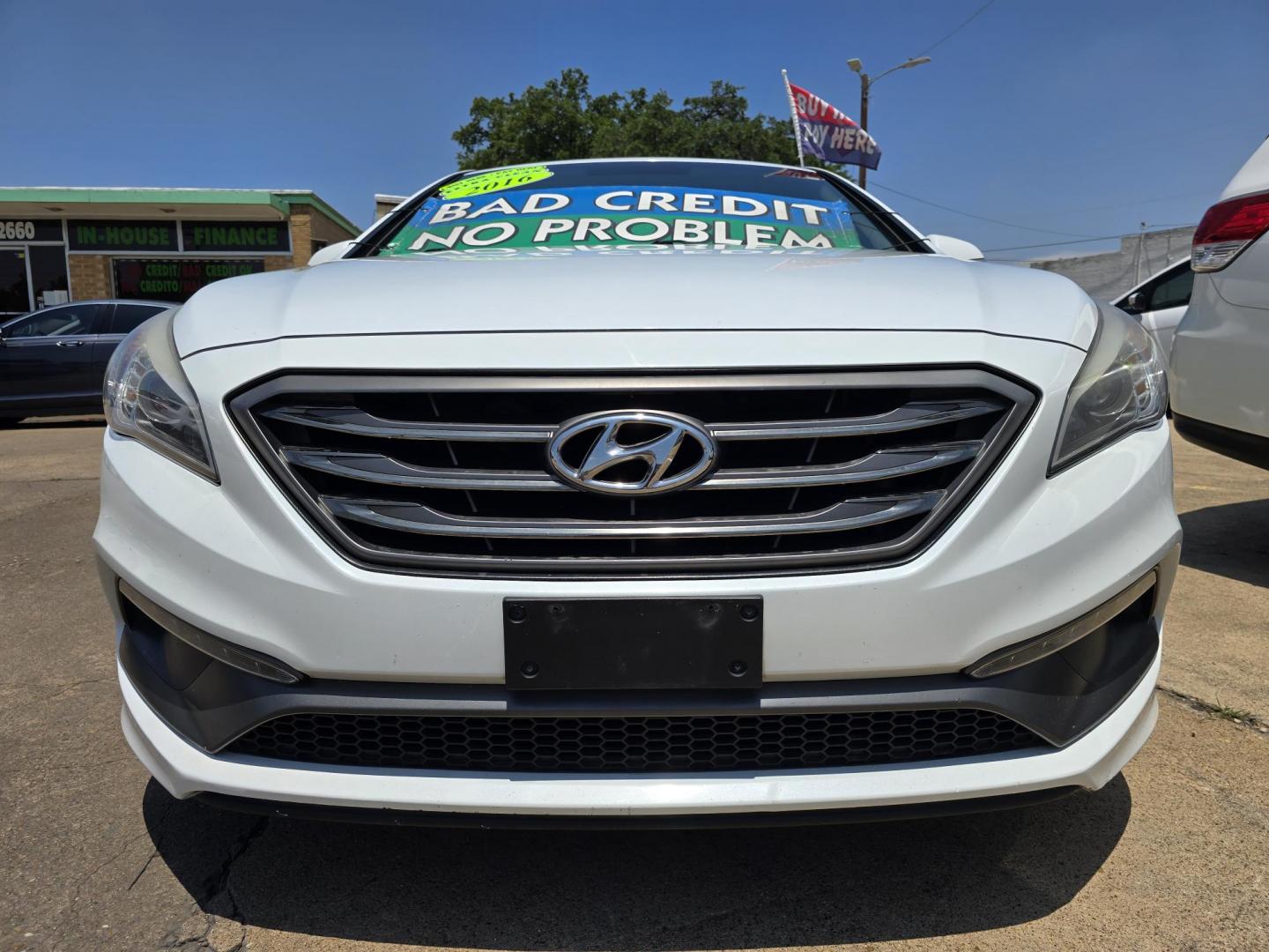 2016 WHITE Hyundai Sonata Sport (5NPE34AF1GH) with an 2.4L L4 DOHC 16V engine, 6A transmission, located at 2660 S.Garland Avenue, Garland, TX, 75041, (469) 298-3118, 32.885551, -96.655602 - Photo#9