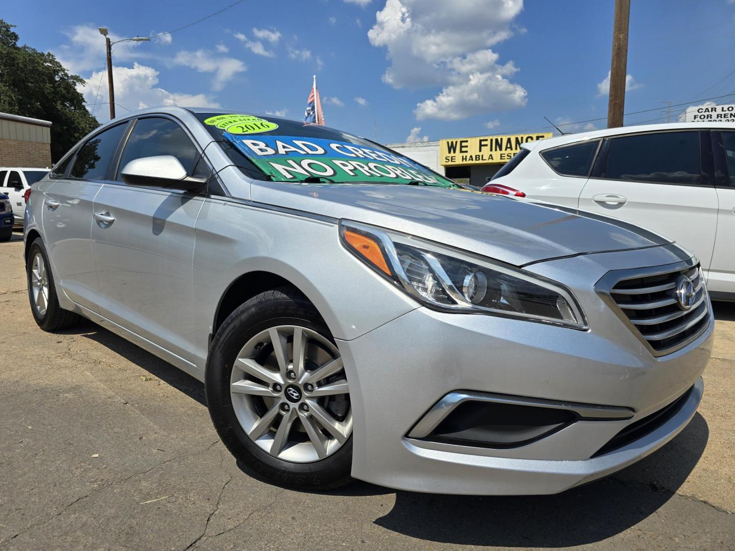 2016 SILVER Hyundai Sonata SE (5NPE24AF8GH) with an 2.4L L4 DOHC 16V engine, 7A transmission, located at 2660 S.Garland Avenue, Garland, TX, 75041, (469) 298-3118, 32.885551, -96.655602 - Photo#0