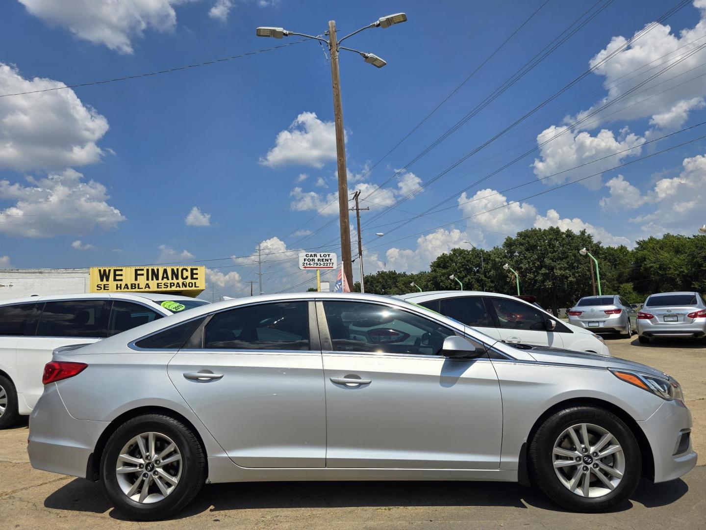 2016 SILVER Hyundai Sonata SE (5NPE24AF8GH) with an 2.4L L4 DOHC 16V engine, 7A transmission, located at 2660 S.Garland Avenue, Garland, TX, 75041, (469) 298-3118, 32.885551, -96.655602 - Photo#2