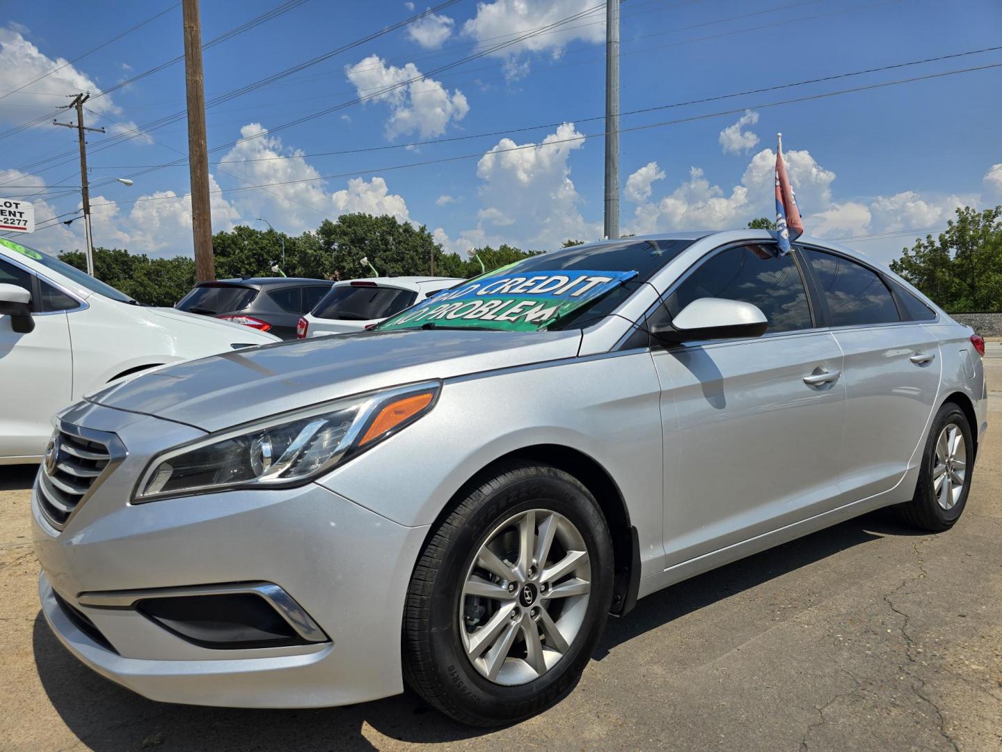 2016 SILVER Hyundai Sonata SE (5NPE24AF8GH) with an 2.4L L4 DOHC 16V engine, 7A transmission, located at 2660 S.Garland Avenue, Garland, TX, 75041, (469) 298-3118, 32.885551, -96.655602 - Photo#7