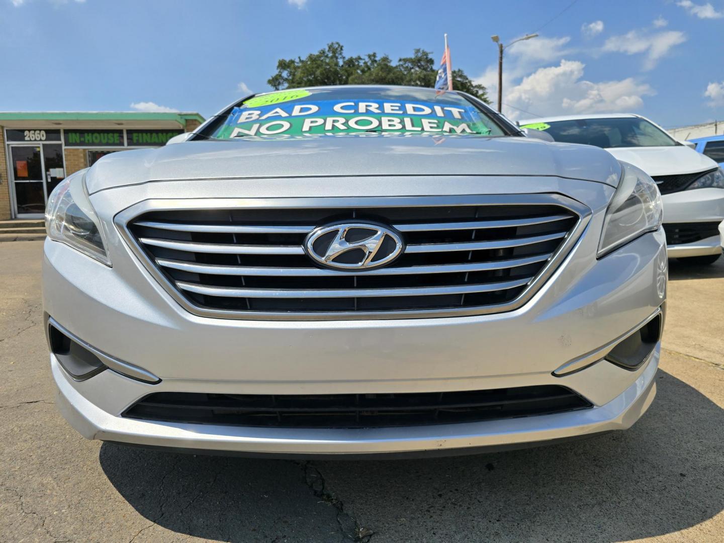 2016 SILVER Hyundai Sonata SE (5NPE24AF8GH) with an 2.4L L4 DOHC 16V engine, 7A transmission, located at 2660 S.Garland Avenue, Garland, TX, 75041, (469) 298-3118, 32.885551, -96.655602 - Photo#9