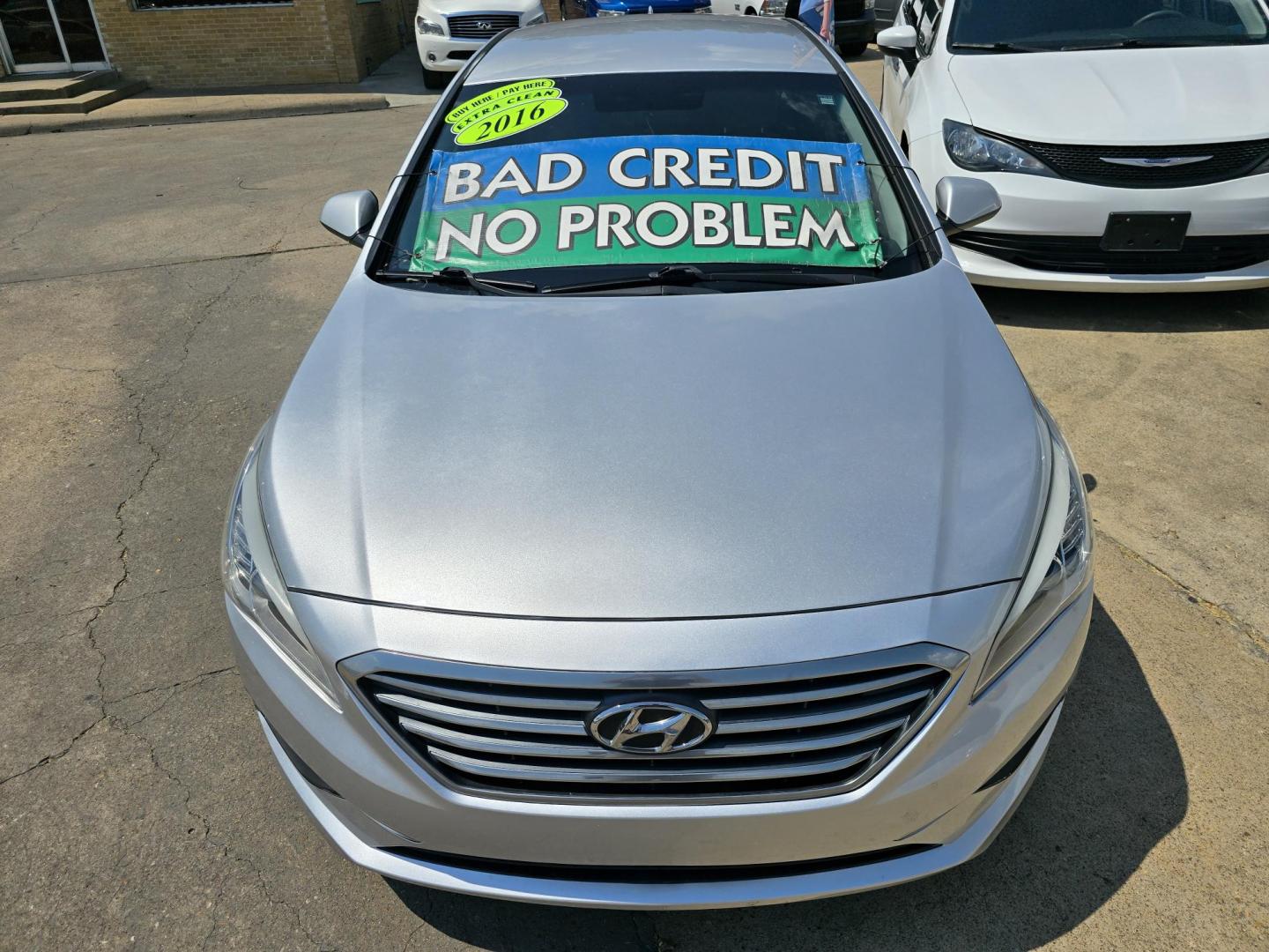 2016 SILVER Hyundai Sonata SE (5NPE24AF8GH) with an 2.4L L4 DOHC 16V engine, 7A transmission, located at 2660 S.Garland Avenue, Garland, TX, 75041, (469) 298-3118, 32.885551, -96.655602 - Photo#8