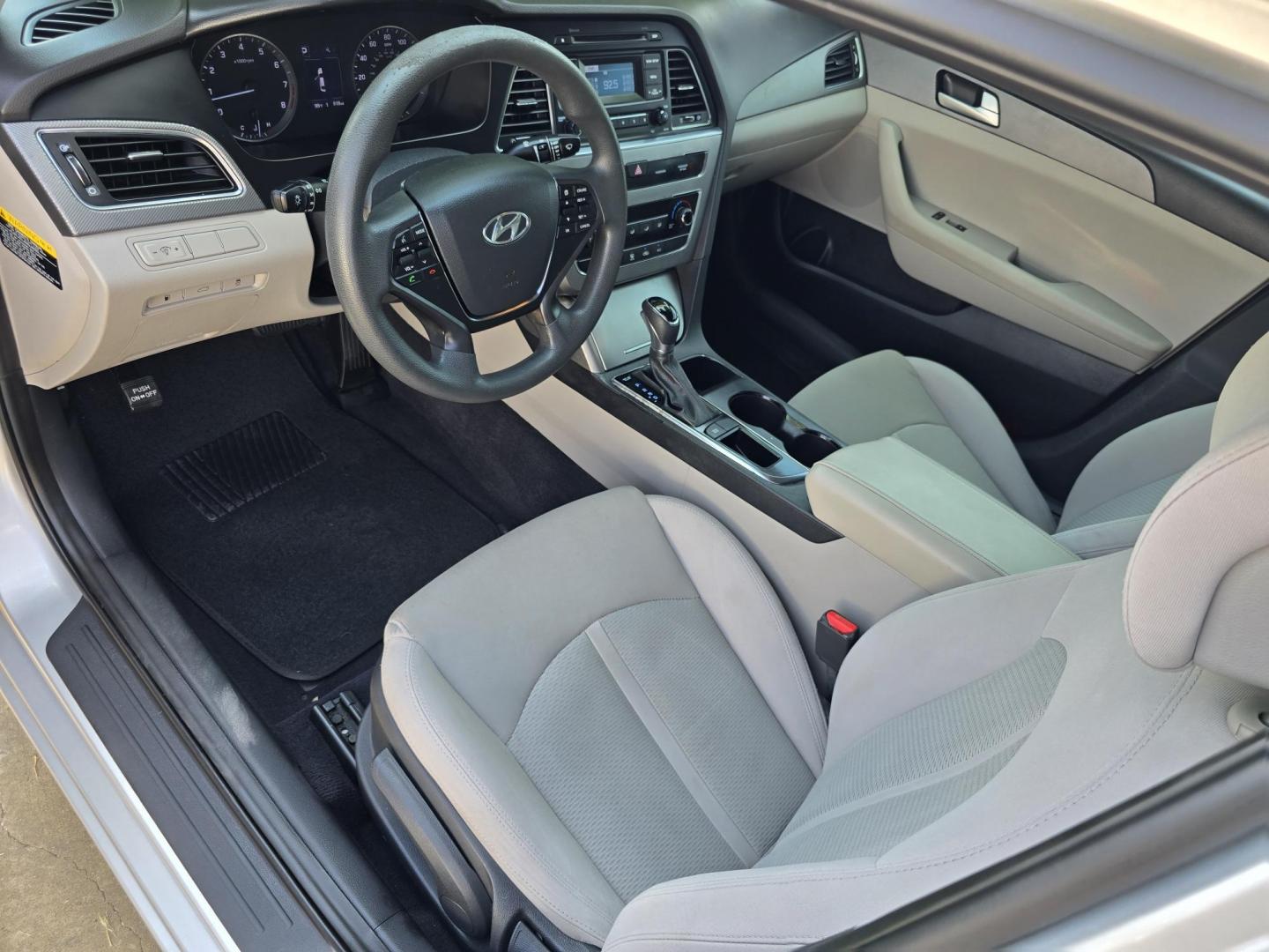 2016 SILVER Hyundai Sonata SE (5NPE24AF8GH) with an 2.4L L4 DOHC 16V engine, 7A transmission, located at 2660 S.Garland Avenue, Garland, TX, 75041, (469) 298-3118, 32.885551, -96.655602 - Photo#10