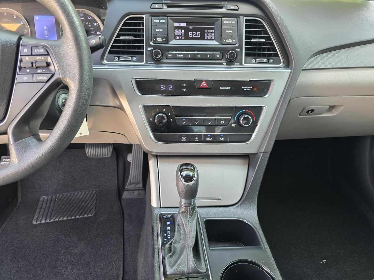 2016 SILVER Hyundai Sonata SE (5NPE24AF8GH) with an 2.4L L4 DOHC 16V engine, 7A transmission, located at 2660 S.Garland Avenue, Garland, TX, 75041, (469) 298-3118, 32.885551, -96.655602 - Photo#13