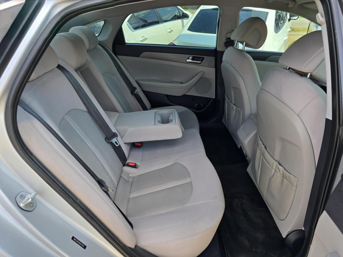 2016 SILVER Hyundai Sonata SE (5NPE24AF8GH) with an 2.4L L4 DOHC 16V engine, 7A transmission, located at 2660 S.Garland Avenue, Garland, TX, 75041, (469) 298-3118, 32.885551, -96.655602 - Photo#15