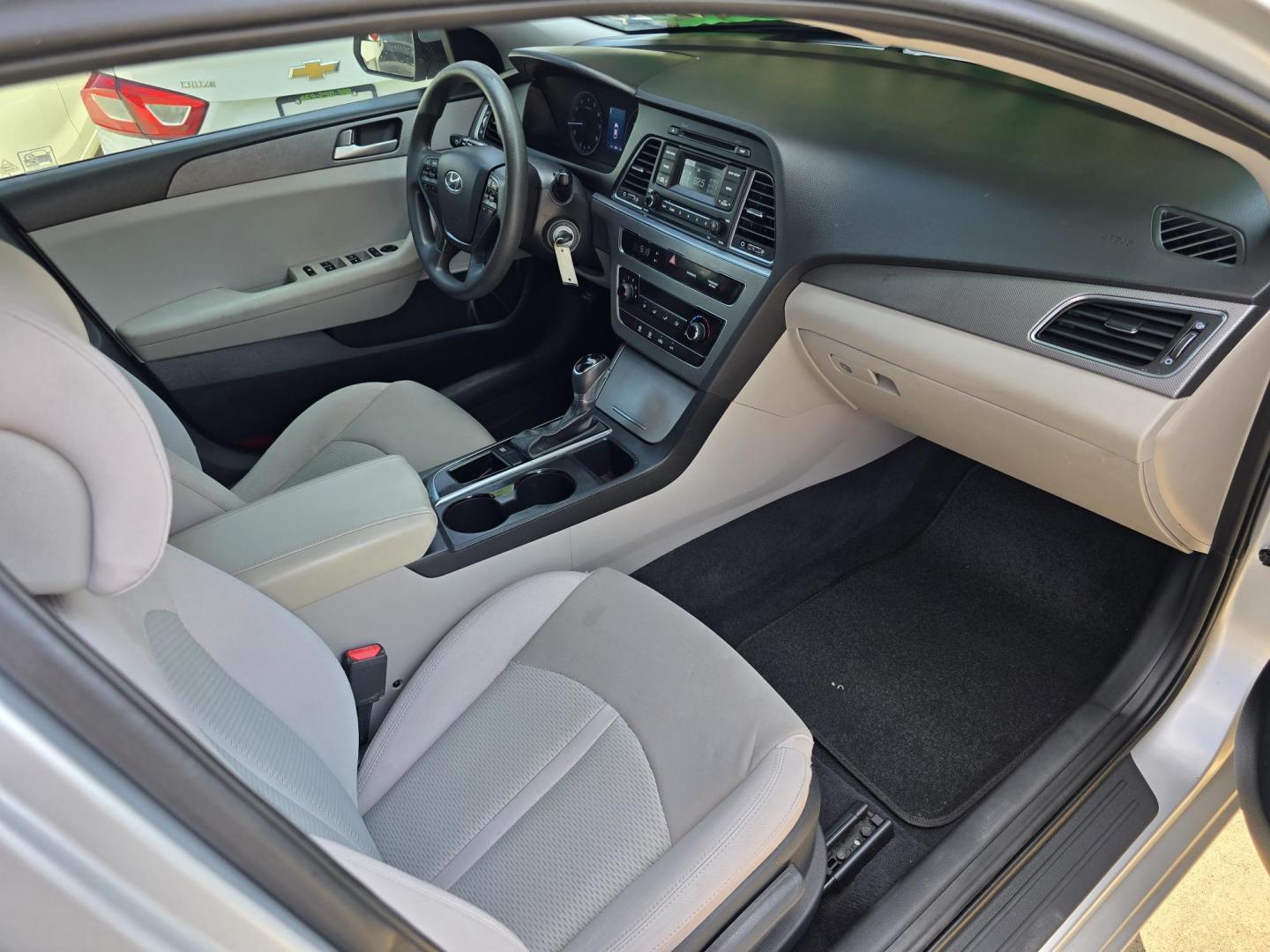 2016 SILVER Hyundai Sonata SE (5NPE24AF8GH) with an 2.4L L4 DOHC 16V engine, 7A transmission, located at 2660 S.Garland Avenue, Garland, TX, 75041, (469) 298-3118, 32.885551, -96.655602 - Photo#16