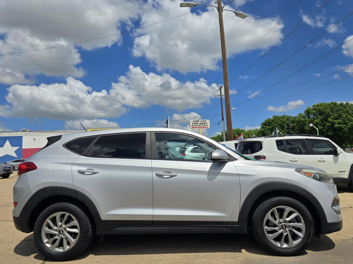 2016 Hyundai Tucson SE (KM8J23A45GU) with an 2.0L L4 DOHC 16V engine, 6A transmission, located at 2660 S.Garland Avenue, Garland, TX, 75041, (469) 298-3118, 32.885551, -96.655602 - Photo#2
