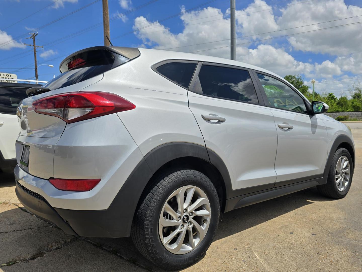 2016 Hyundai Tucson SE (KM8J23A45GU) with an 2.0L L4 DOHC 16V engine, 6A transmission, located at 2660 S.Garland Avenue, Garland, TX, 75041, (469) 298-3118, 32.885551, -96.655602 - Photo#3