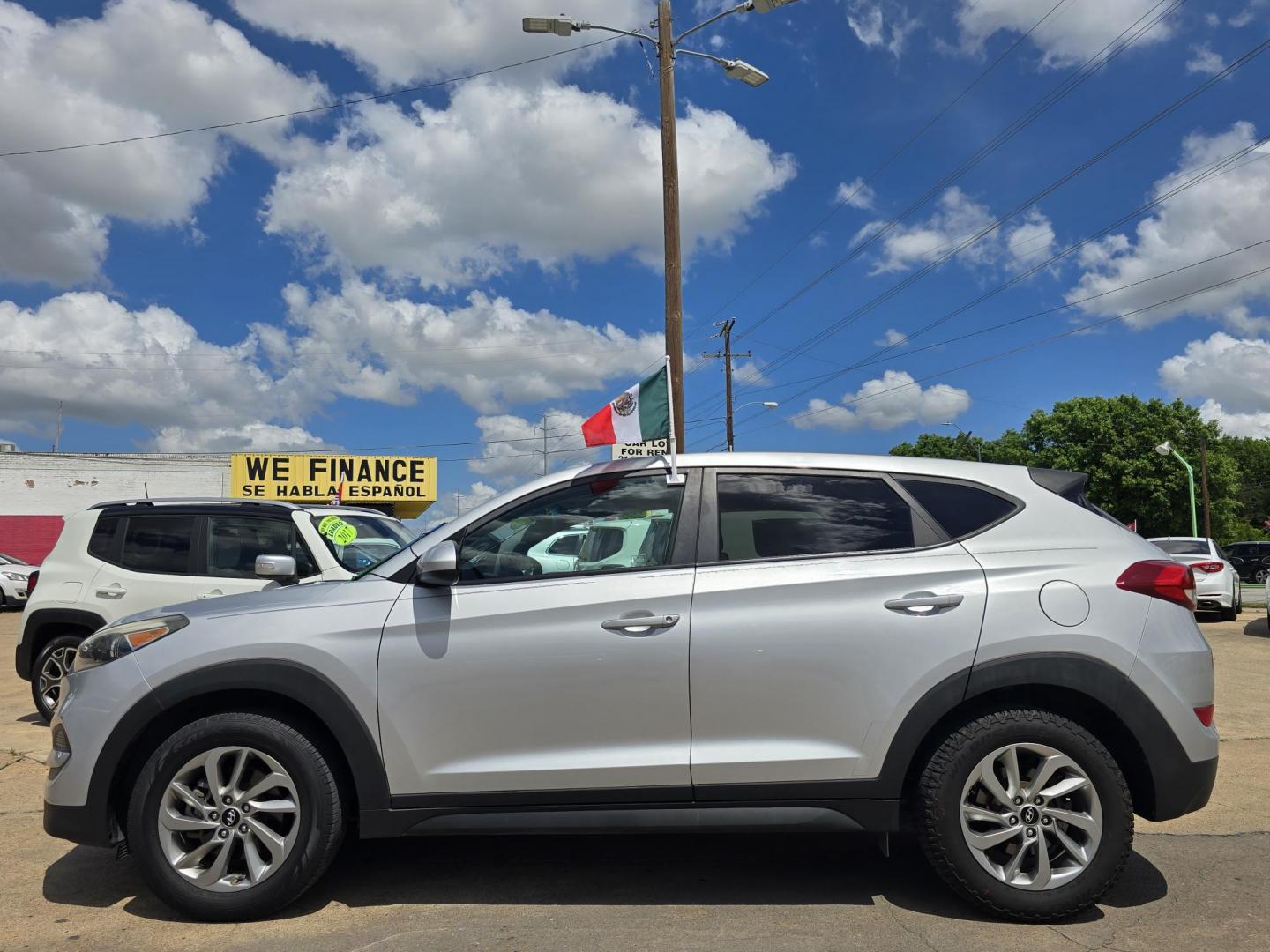 2016 Hyundai Tucson SE (KM8J23A45GU) with an 2.0L L4 DOHC 16V engine, 6A transmission, located at 2660 S.Garland Avenue, Garland, TX, 75041, (469) 298-3118, 32.885551, -96.655602 - Photo#6