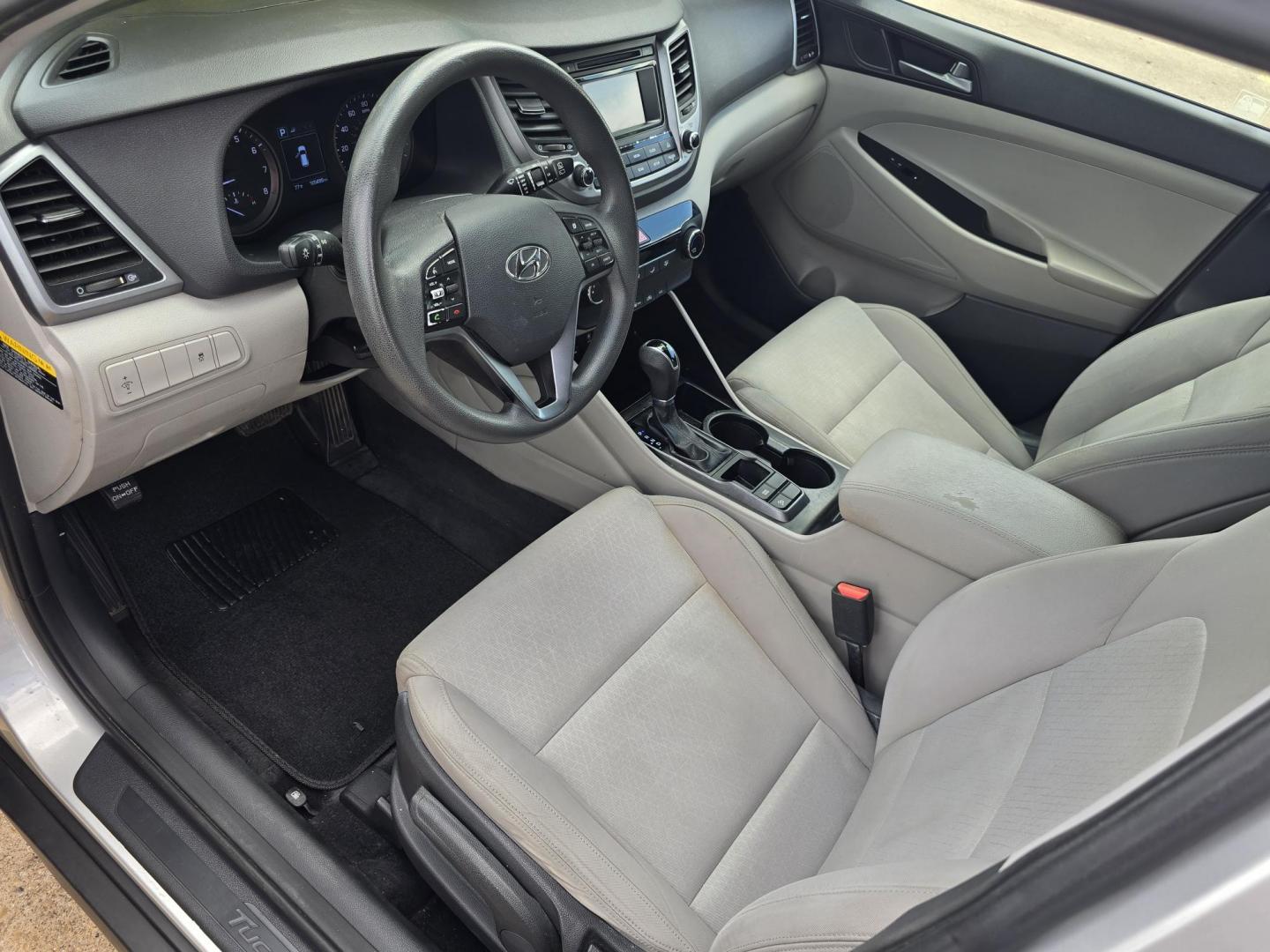 2016 Hyundai Tucson SE (KM8J23A45GU) with an 2.0L L4 DOHC 16V engine, 6A transmission, located at 2660 S.Garland Avenue, Garland, TX, 75041, (469) 298-3118, 32.885551, -96.655602 - Photo#10