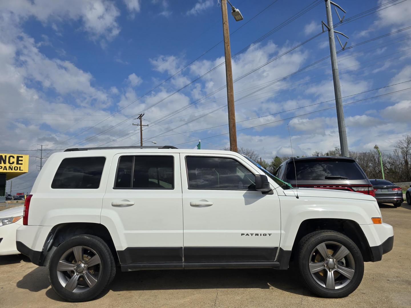 2016 WHITE Jeep Patriot Sport (1C4NJPBA9GD) with an 2.0L L4 DOHC 16V engine, AUTO transmission, located at 2660 S.Garland Avenue, Garland, TX, 75041, (469) 298-3118, 32.885551, -96.655602 - Photo#2