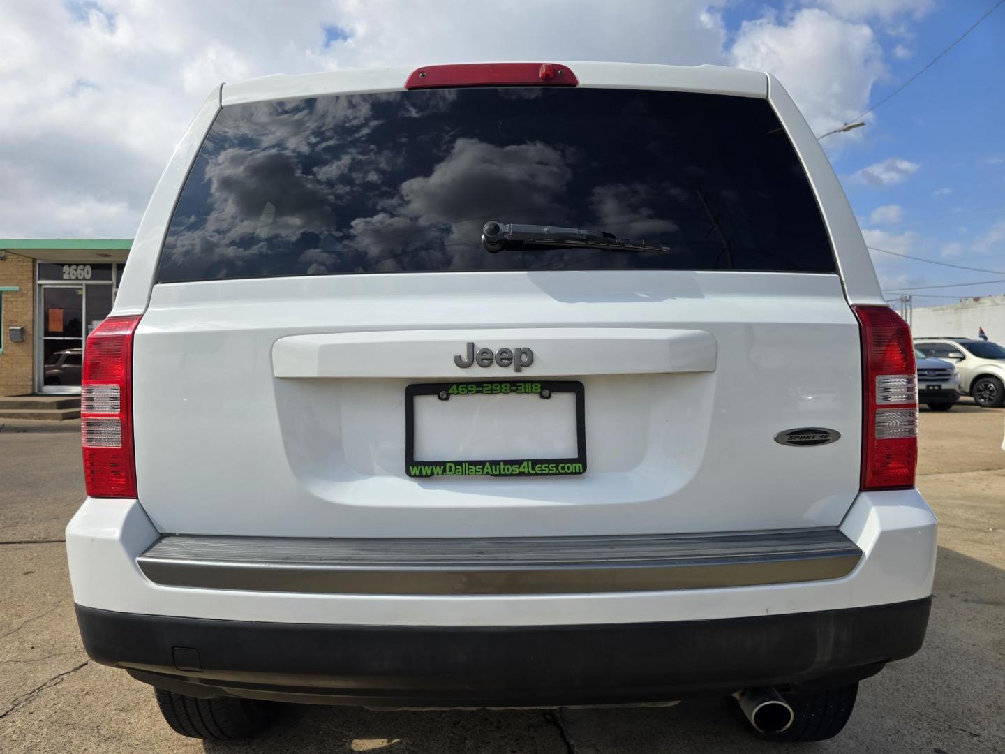 2016 WHITE Jeep Patriot Sport (1C4NJPBA9GD) with an 2.0L L4 DOHC 16V engine, AUTO transmission, located at 2660 S.Garland Avenue, Garland, TX, 75041, (469) 298-3118, 32.885551, -96.655602 - Photo#4