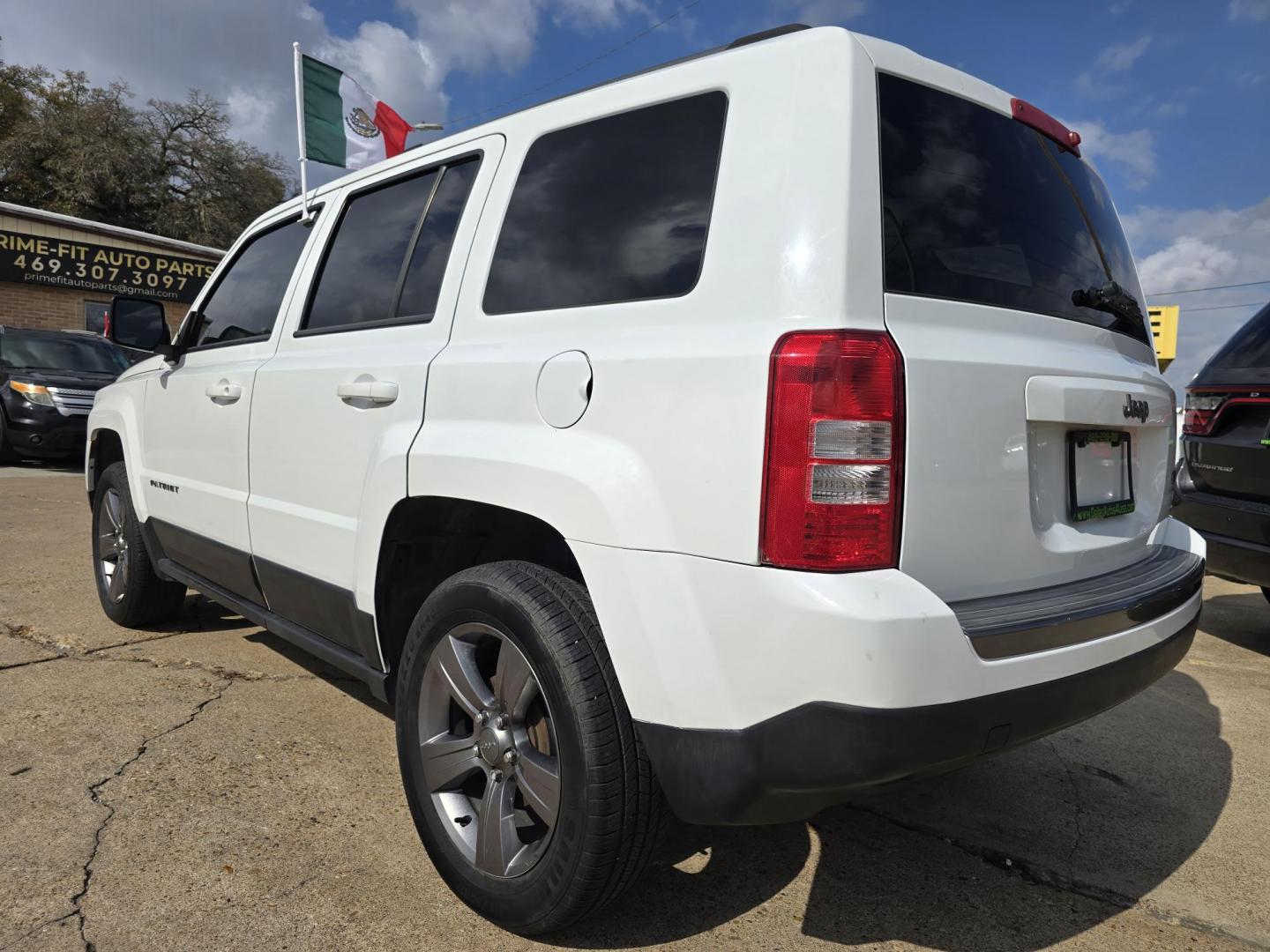 2016 WHITE Jeep Patriot Sport (1C4NJPBA9GD) with an 2.0L L4 DOHC 16V engine, AUTO transmission, located at 2660 S.Garland Avenue, Garland, TX, 75041, (469) 298-3118, 32.885551, -96.655602 - Photo#5