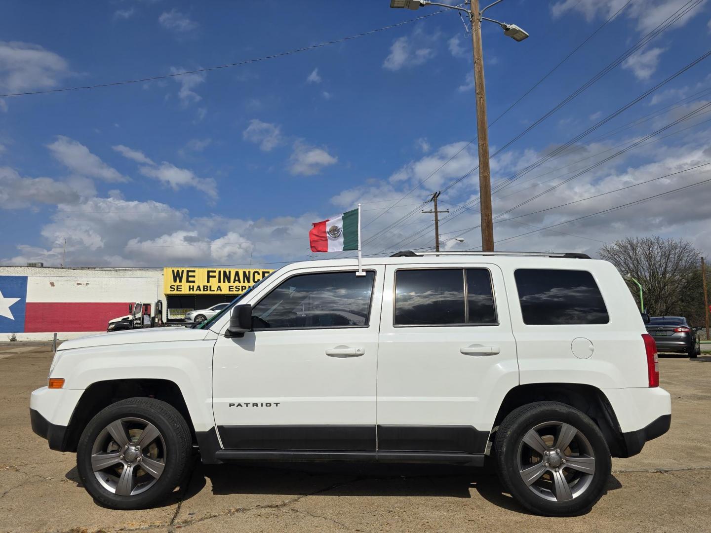2016 WHITE Jeep Patriot Sport (1C4NJPBA9GD) with an 2.0L L4 DOHC 16V engine, AUTO transmission, located at 2660 S.Garland Avenue, Garland, TX, 75041, (469) 298-3118, 32.885551, -96.655602 - Photo#6