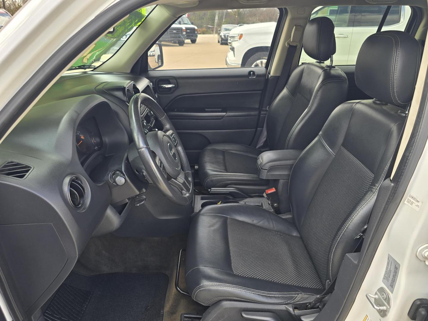 2016 WHITE Jeep Patriot Sport (1C4NJPBA9GD) with an 2.0L L4 DOHC 16V engine, AUTO transmission, located at 2660 S.Garland Avenue, Garland, TX, 75041, (469) 298-3118, 32.885551, -96.655602 - Photo#11