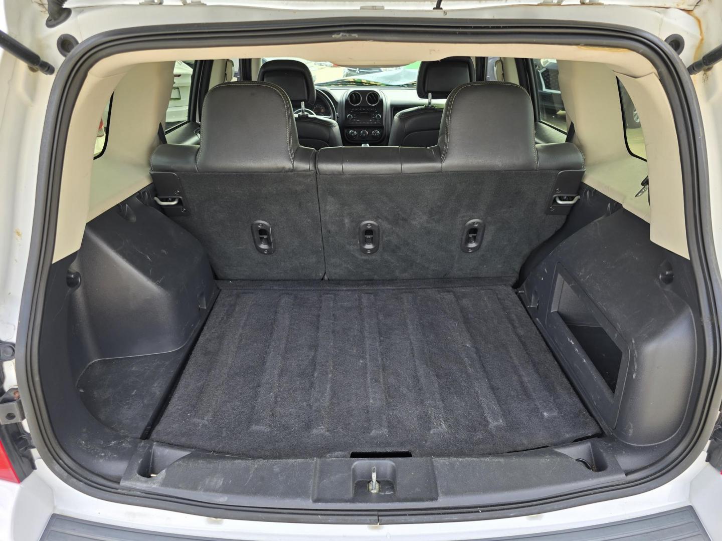 2016 WHITE Jeep Patriot Sport (1C4NJPBA9GD) with an 2.0L L4 DOHC 16V engine, AUTO transmission, located at 2660 S.Garland Avenue, Garland, TX, 75041, (469) 298-3118, 32.885551, -96.655602 - Photo#16