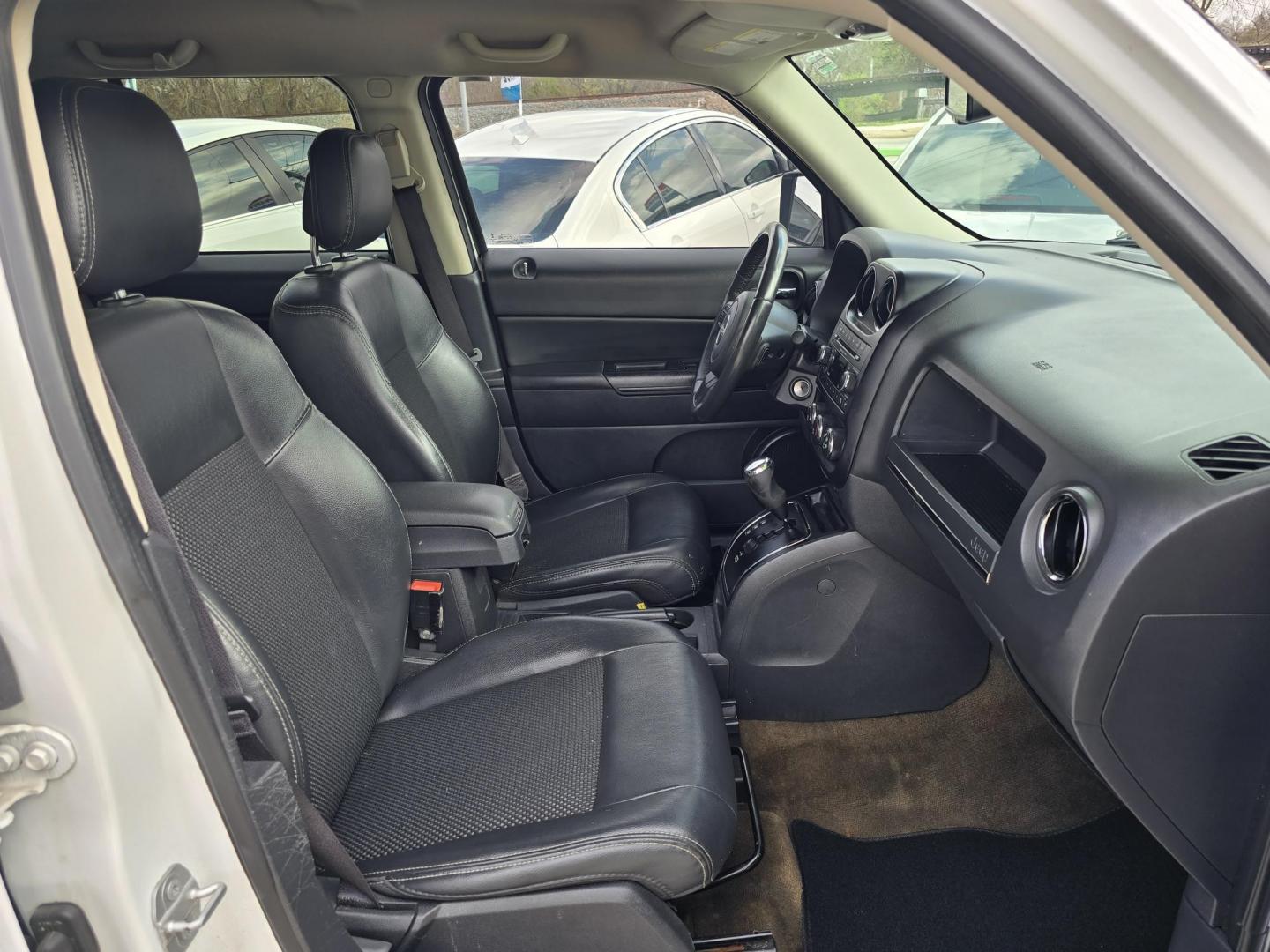 2016 WHITE Jeep Patriot Sport (1C4NJPBA9GD) with an 2.0L L4 DOHC 16V engine, AUTO transmission, located at 2660 S.Garland Avenue, Garland, TX, 75041, (469) 298-3118, 32.885551, -96.655602 - Photo#18