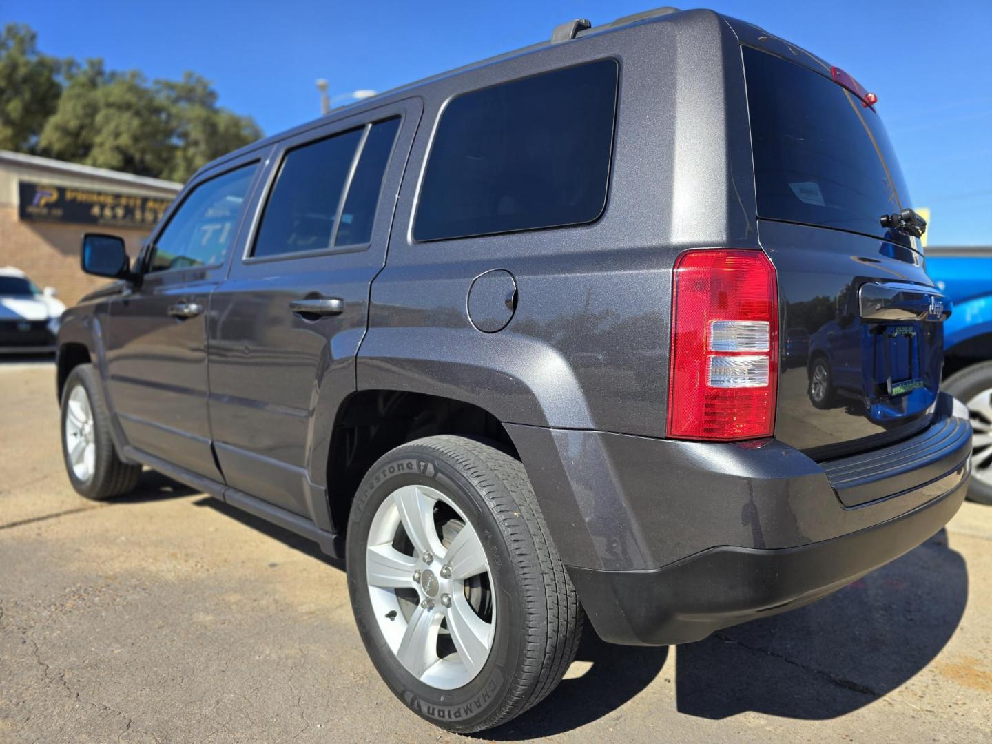 2016 GRAY Jeep Patriot Latitude (1C4NJPFB6GD) with an 2.4L L4 DOHC 16V engine, AUTO transmission, located at 2660 S.Garland Avenue, Garland, TX, 75041, (469) 298-3118, 32.885551, -96.655602 - Photo#5