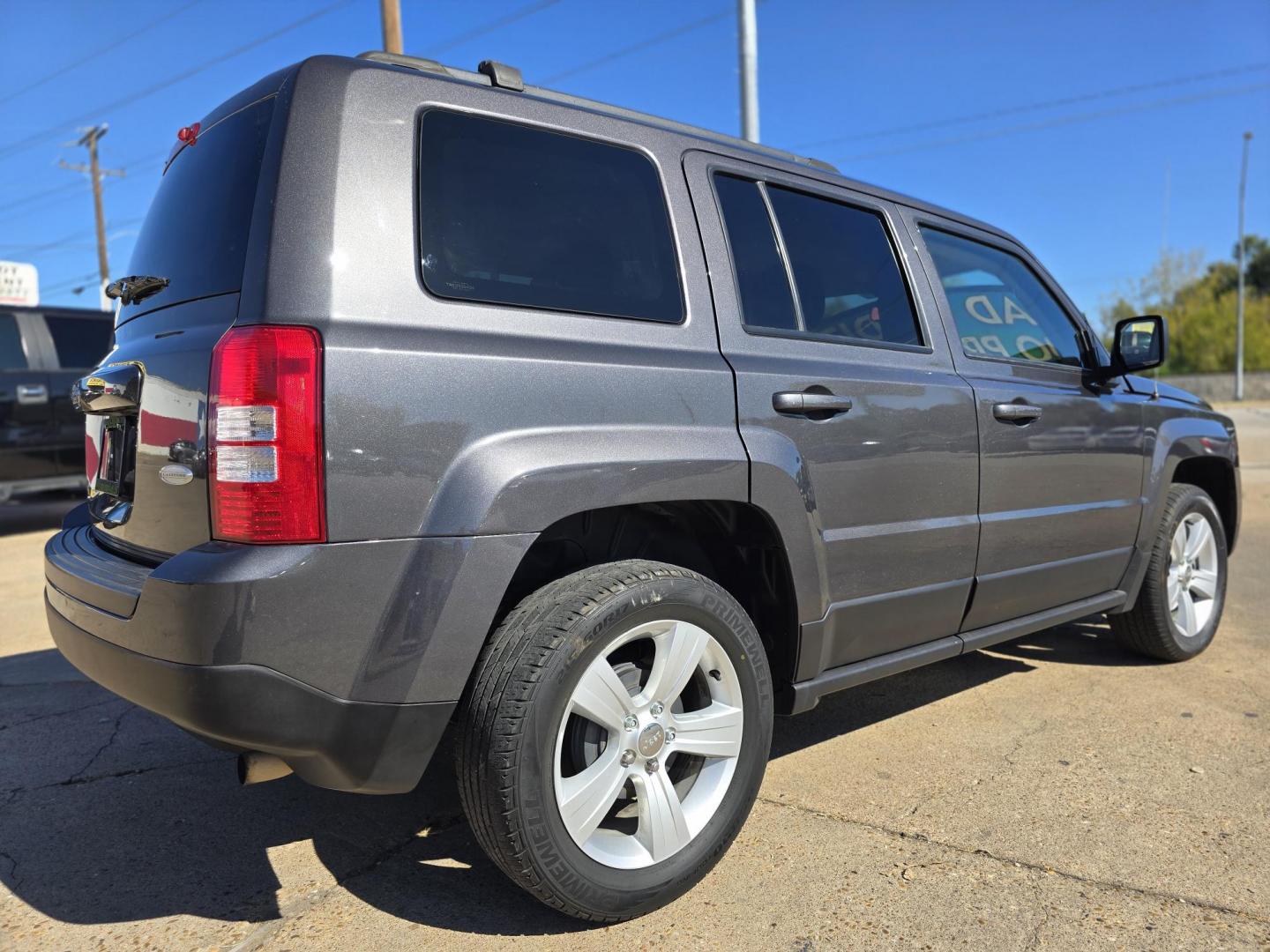 2016 GRAY Jeep Patriot Latitude (1C4NJPFB6GD) with an 2.4L L4 DOHC 16V engine, AUTO transmission, located at 2660 S.Garland Avenue, Garland, TX, 75041, (469) 298-3118, 32.885551, -96.655602 - Photo#3