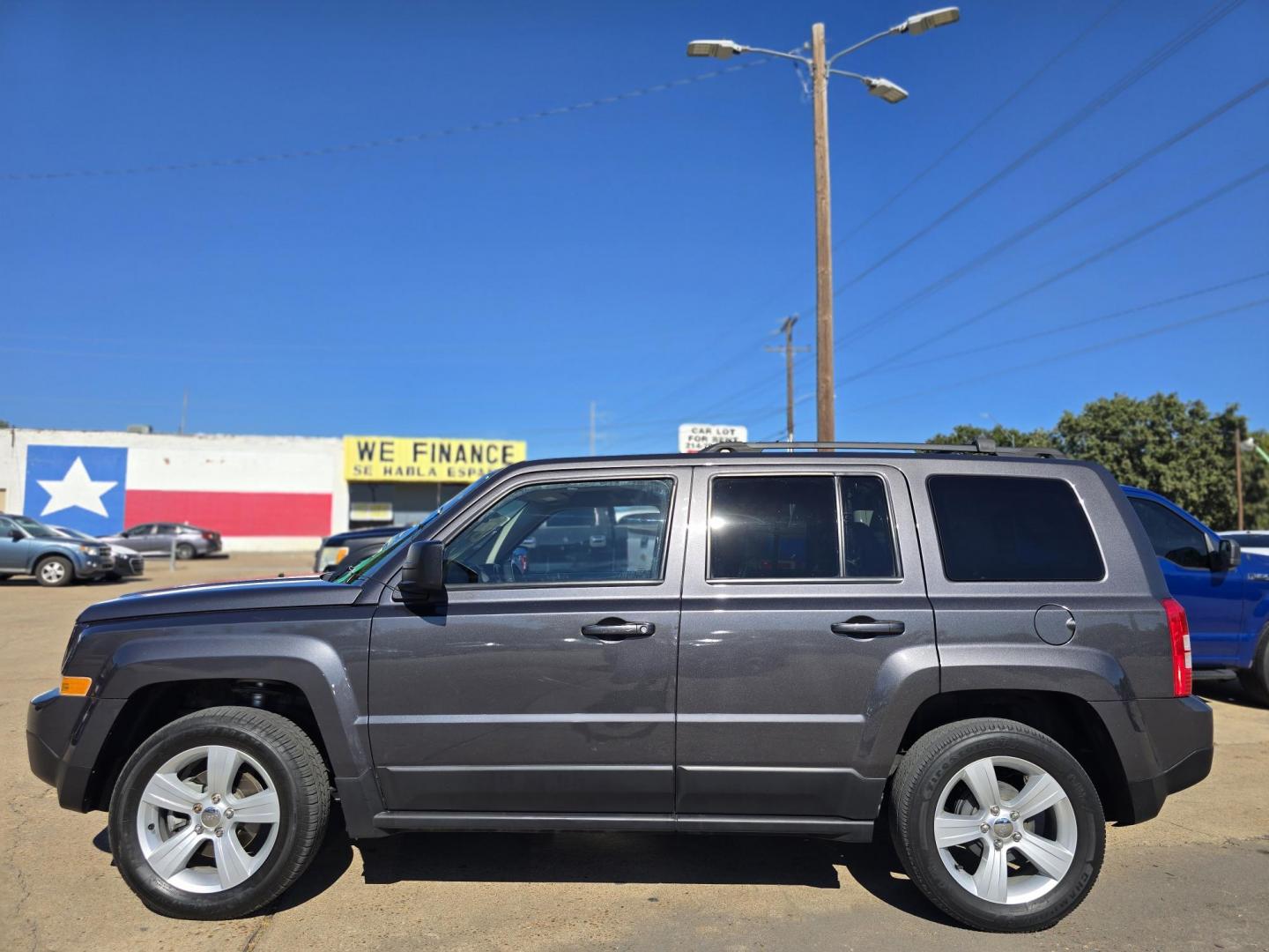 2016 GRAY Jeep Patriot Latitude (1C4NJPFB6GD) with an 2.4L L4 DOHC 16V engine, AUTO transmission, located at 2660 S.Garland Avenue, Garland, TX, 75041, (469) 298-3118, 32.885551, -96.655602 - Photo#6