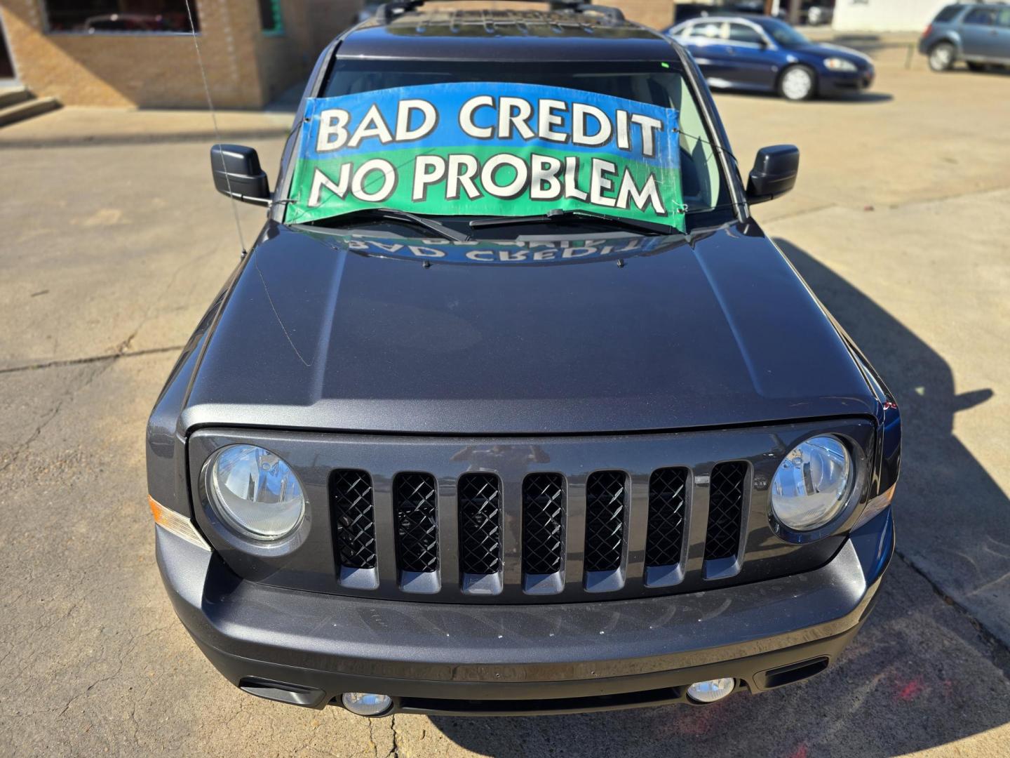 2016 GRAY Jeep Patriot Latitude (1C4NJPFB6GD) with an 2.4L L4 DOHC 16V engine, AUTO transmission, located at 2660 S.Garland Avenue, Garland, TX, 75041, (469) 298-3118, 32.885551, -96.655602 - Photo#8