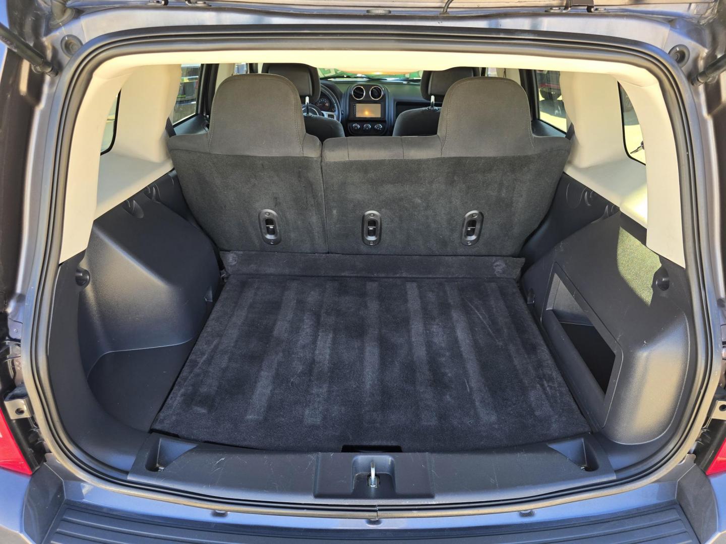 2016 GRAY Jeep Patriot Latitude (1C4NJPFB6GD) with an 2.4L L4 DOHC 16V engine, AUTO transmission, located at 2660 S.Garland Avenue, Garland, TX, 75041, (469) 298-3118, 32.885551, -96.655602 - Photo#15