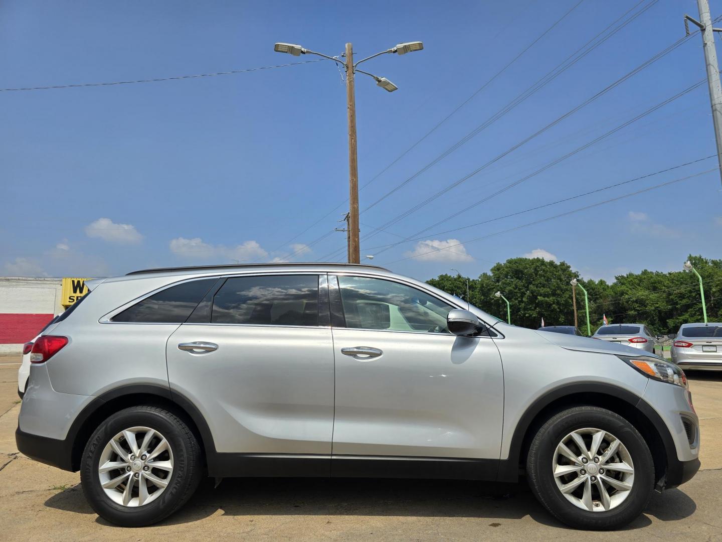 2016 SILVER Kia Sorento LX (5XYPG4A34GG) with an 2.4L L4 DOHC 16V engine, 6-Speed Automatic transmission, located at 2660 S.Garland Avenue, Garland, TX, 75041, (469) 298-3118, 32.885551, -96.655602 - Photo#2