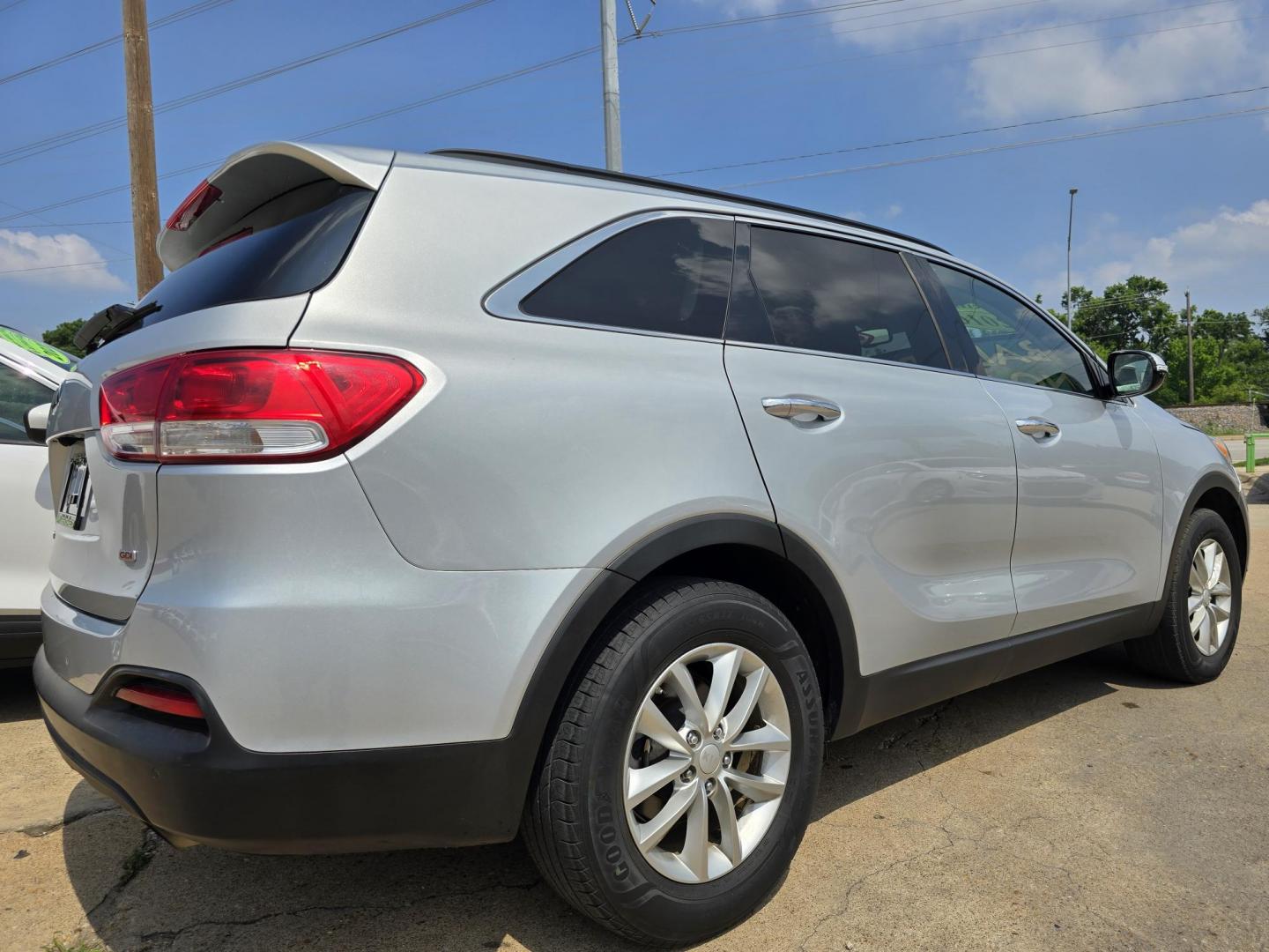 2016 SILVER Kia Sorento LX (5XYPG4A34GG) with an 2.4L L4 DOHC 16V engine, 6-Speed Automatic transmission, located at 2660 S.Garland Avenue, Garland, TX, 75041, (469) 298-3118, 32.885551, -96.655602 - Photo#3