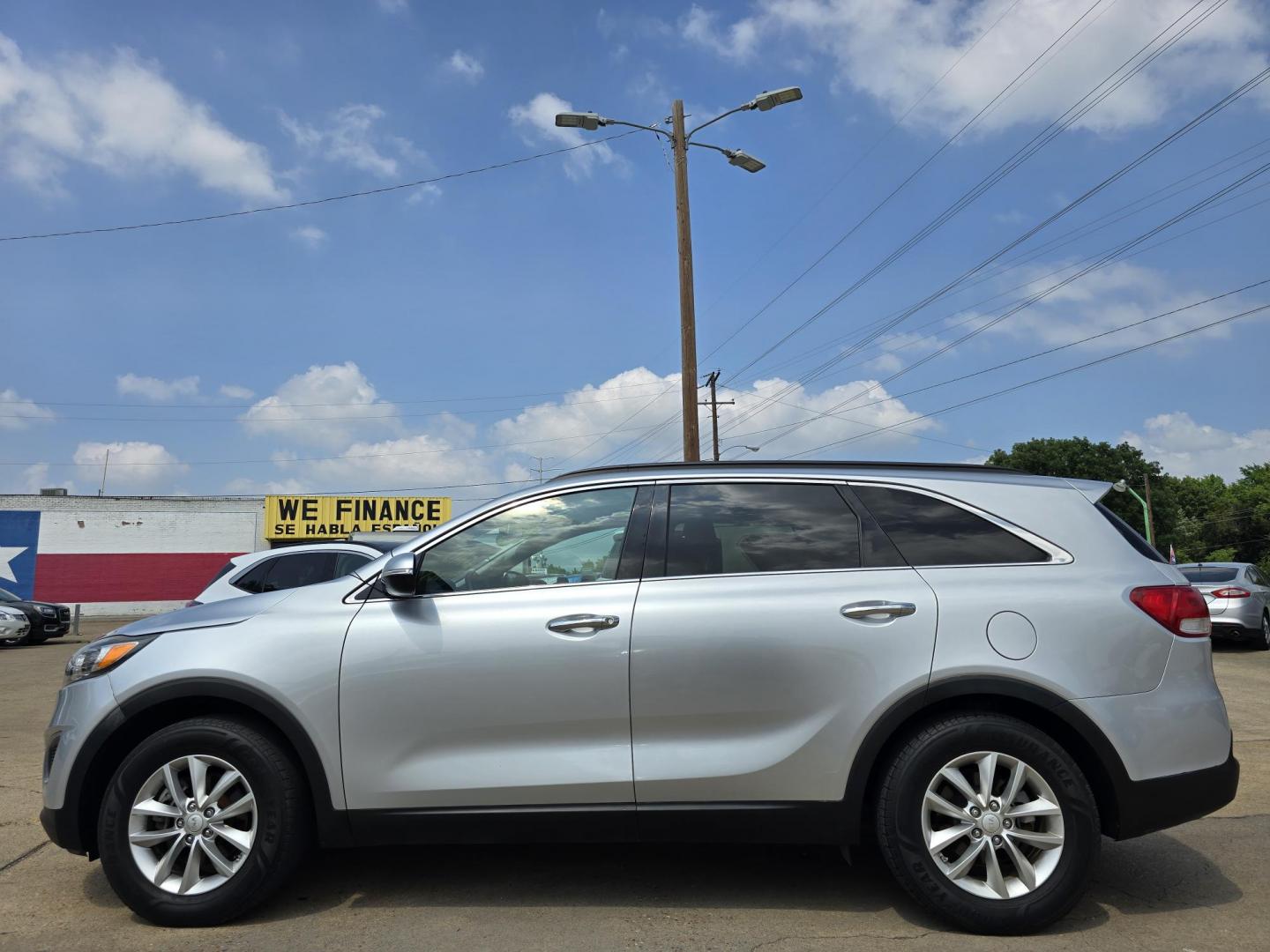 2016 SILVER Kia Sorento LX (5XYPG4A34GG) with an 2.4L L4 DOHC 16V engine, 6-Speed Automatic transmission, located at 2660 S.Garland Avenue, Garland, TX, 75041, (469) 298-3118, 32.885551, -96.655602 - Photo#6