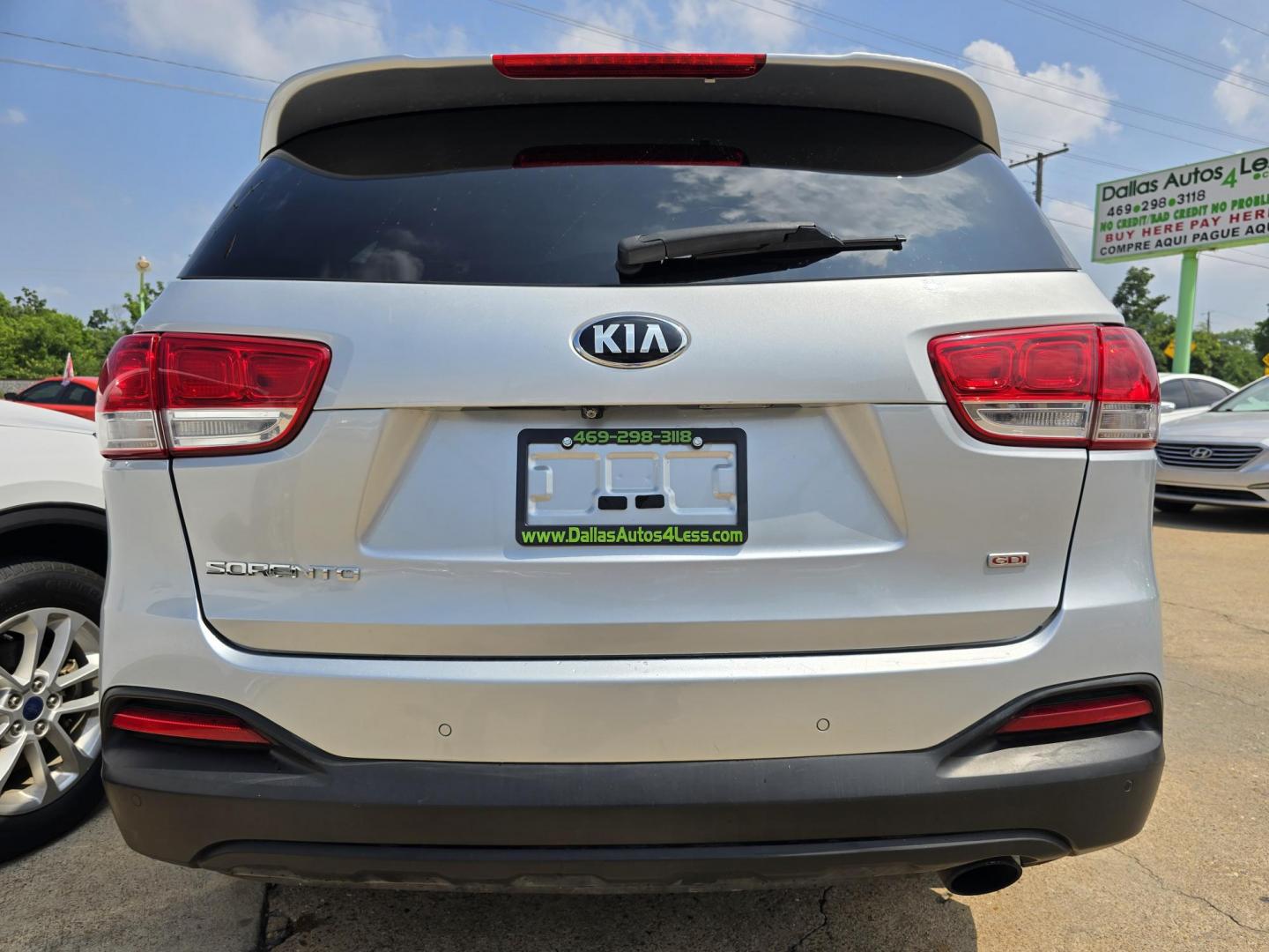 2016 SILVER Kia Sorento LX (5XYPG4A34GG) with an 2.4L L4 DOHC 16V engine, 6-Speed Automatic transmission, located at 2660 S.Garland Avenue, Garland, TX, 75041, (469) 298-3118, 32.885551, -96.655602 - Photo#4