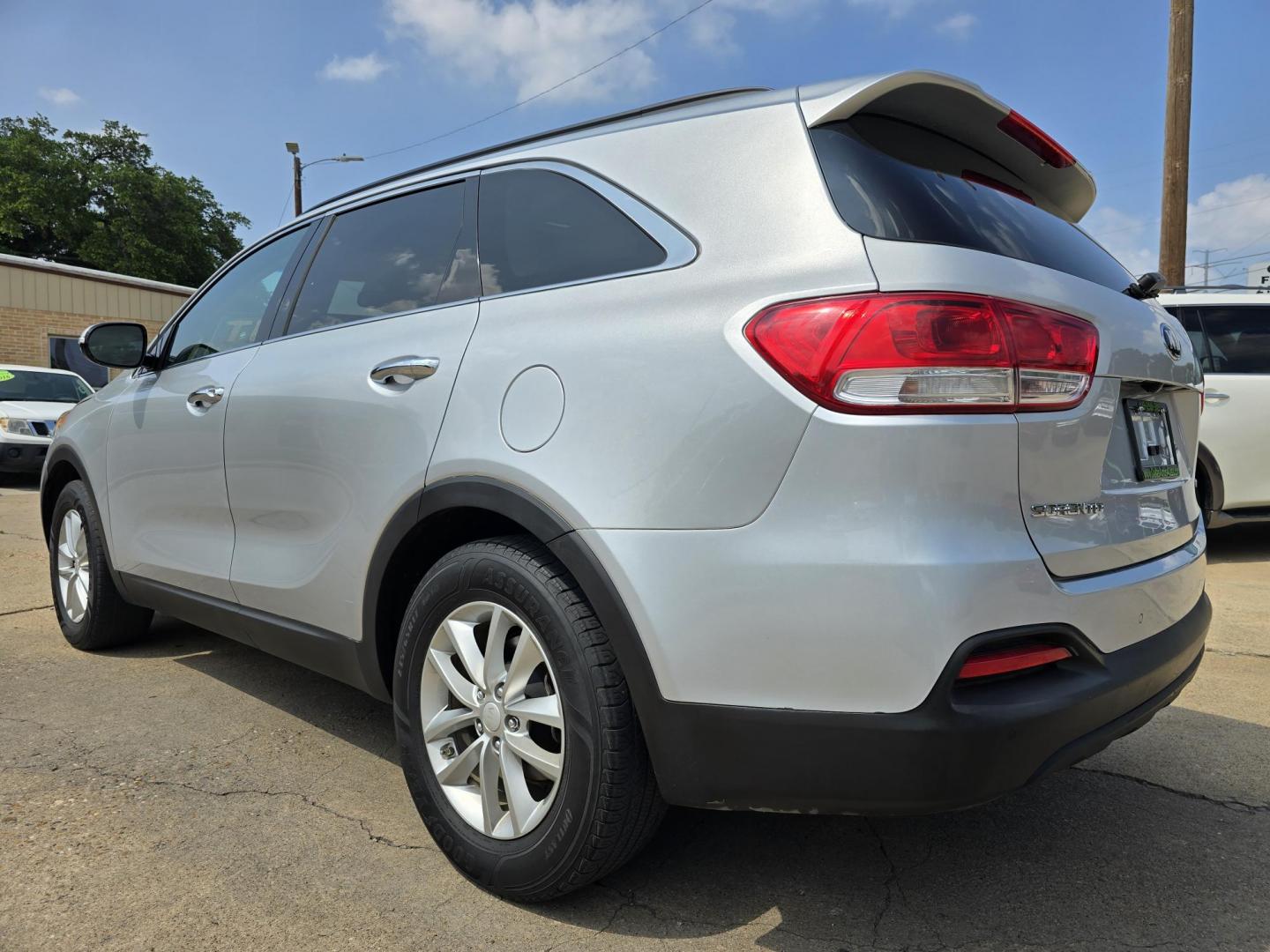 2016 SILVER Kia Sorento LX (5XYPG4A34GG) with an 2.4L L4 DOHC 16V engine, 6-Speed Automatic transmission, located at 2660 S.Garland Avenue, Garland, TX, 75041, (469) 298-3118, 32.885551, -96.655602 - Photo#5