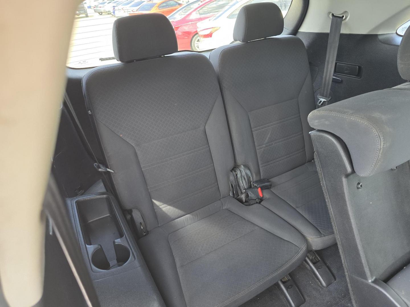 2016 SILVER Kia Sorento LX (5XYPG4A34GG) with an 2.4L L4 DOHC 16V engine, 6-Speed Automatic transmission, located at 2660 S.Garland Avenue, Garland, TX, 75041, (469) 298-3118, 32.885551, -96.655602 - Photo#18
